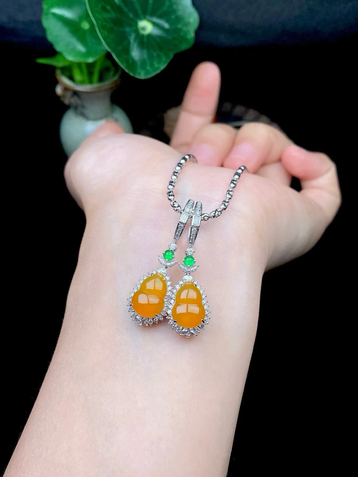 【冰种黄翡葫芦耳坠】质地细润，起刚起荧光，18K金钻镶嵌，裸石尺寸11*7.8*3.5毫米