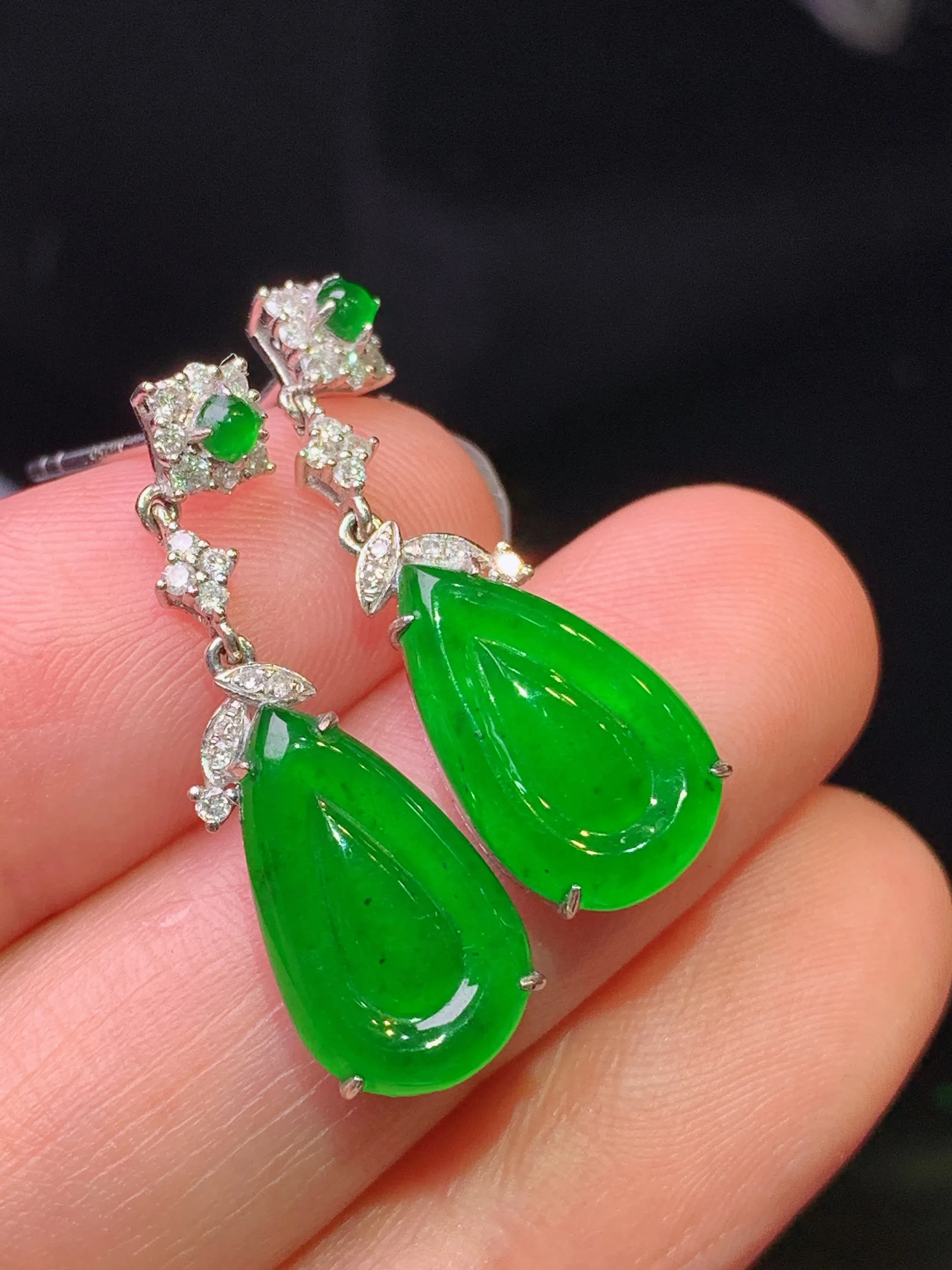 18k金钻镶嵌满绿水滴吊坠 玉质细腻 色泽清新艳丽 整体尺寸28.5*8.7*4.2