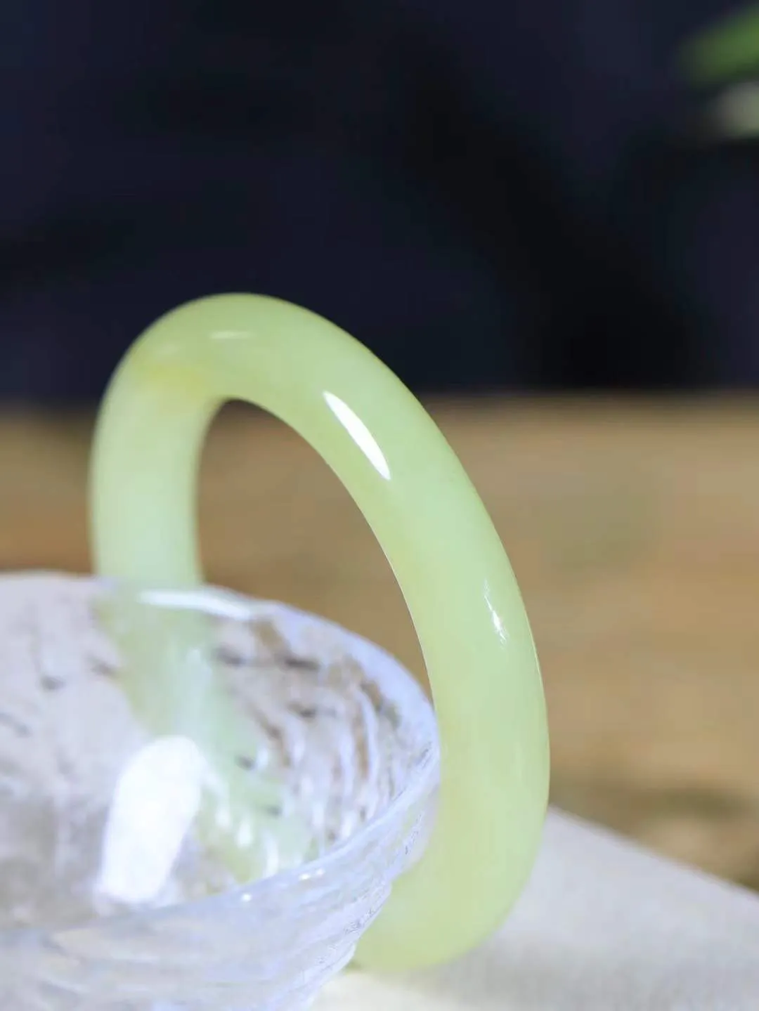 【玉佳人·手镯】

精品️和田玉浅黄口圆条手镯 ，玉质细腻油润，做工细致精美，端庄素雅，亭亭玉立，芊芊素手。芊芊素手，怎能忘镯？秀美圆条，更显婀娜。内径54.5mm 尺寸11.4-11.2mm重61.8克691102680A