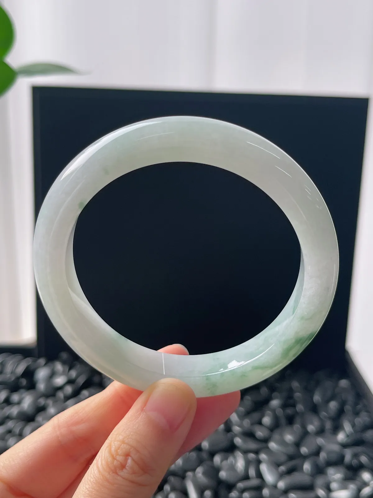 正圈60圈口，翡翠冰糯种飘绿手镯