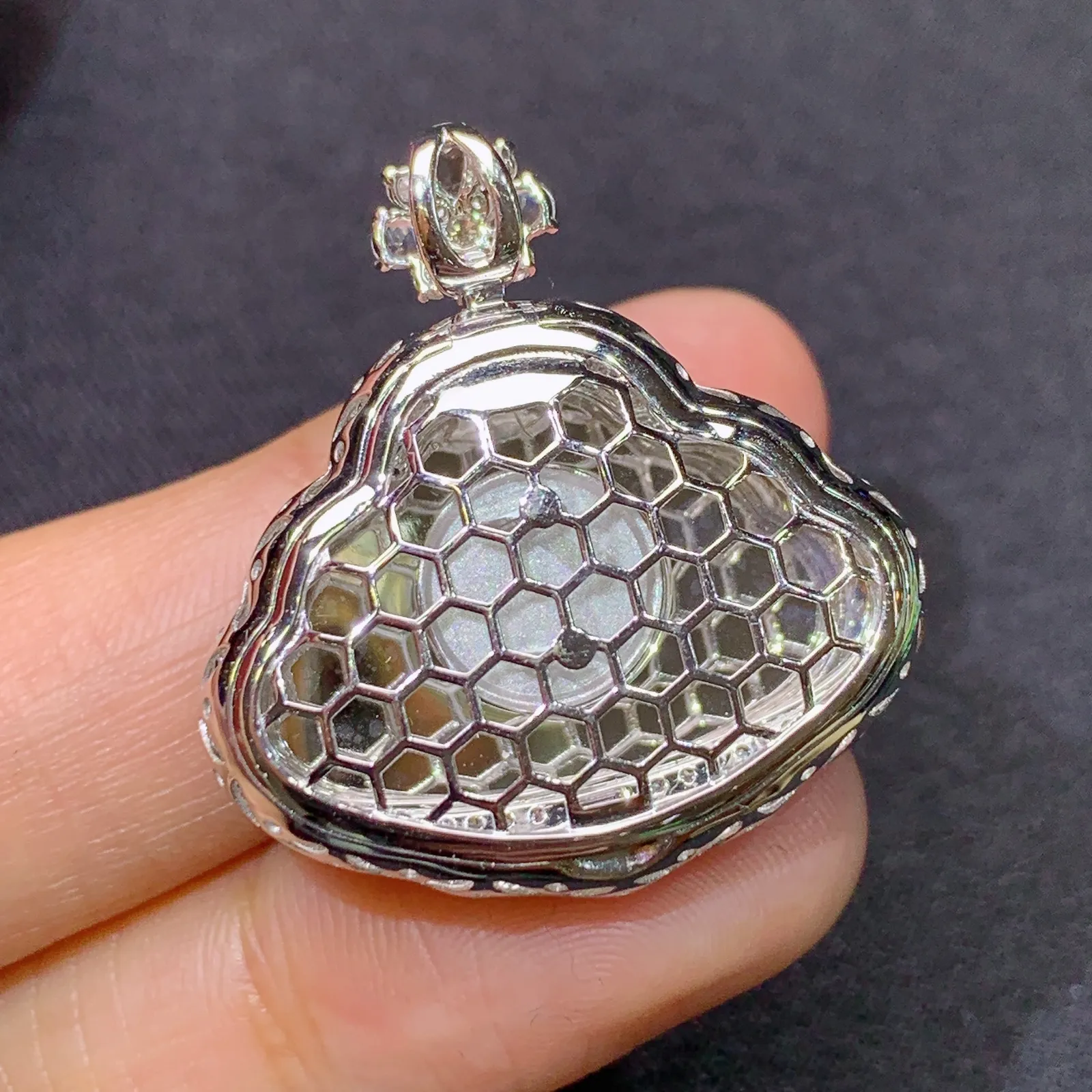 阳绿笑佛吊坠，18k金镶嵌，冰润色阳，品相好，种水足， 尺寸29.1*27.1*9.2