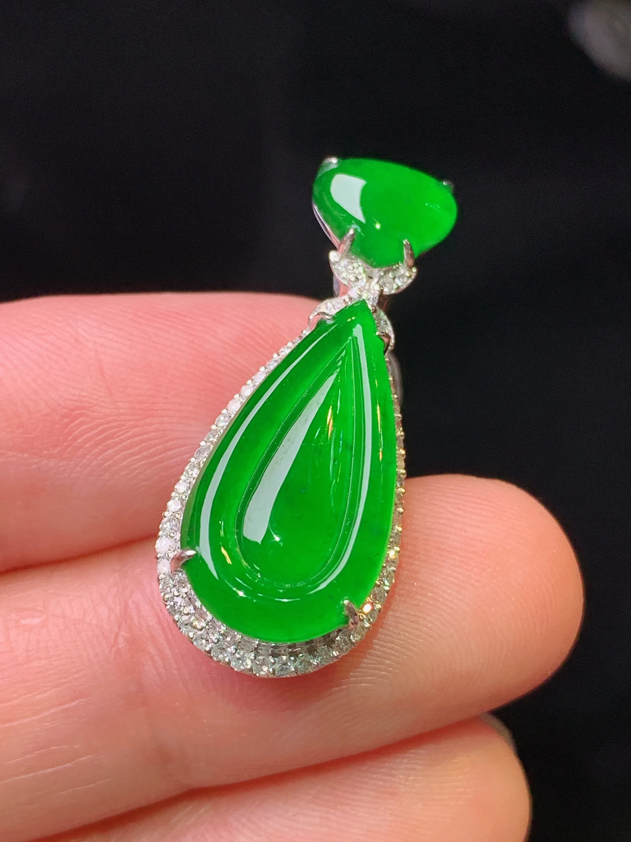 18k金钻镶嵌满绿水滴吊坠 玉质细腻 色泽清新艳丽 整体尺寸29.3*12.2*7.2