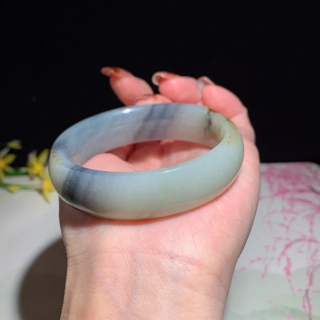 和田玉55圈口青花手镯！撒金皮，玉质细腻油润 底色纯净 无裂无黑 脂粉好，品质好！