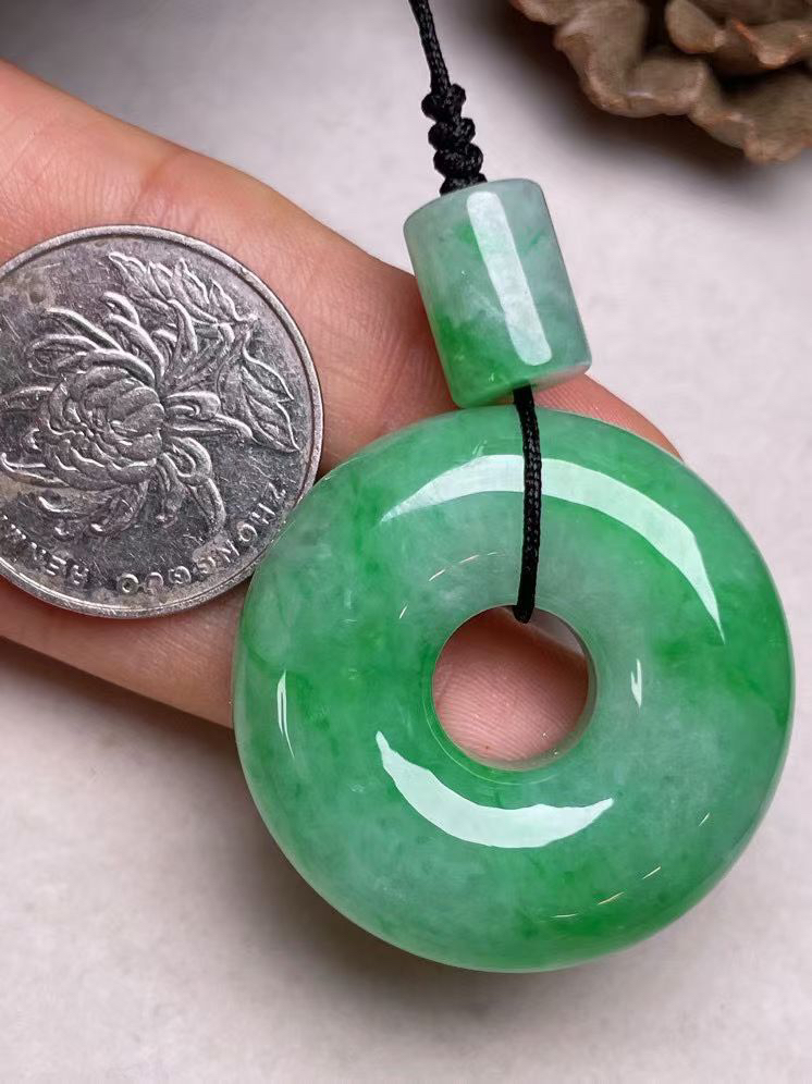 冰糯种飘绿【大平安扣】吊坠，种水好，玉质细腻 ，卖相好