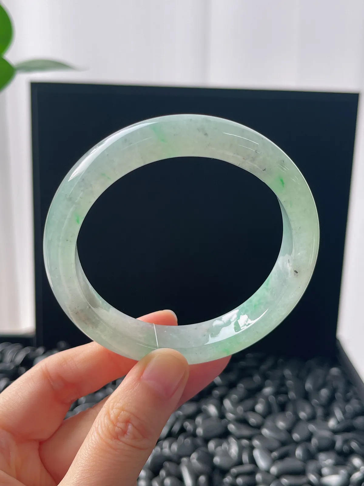 正圈58圈口，翡翠冰糯种淡绿色手镯