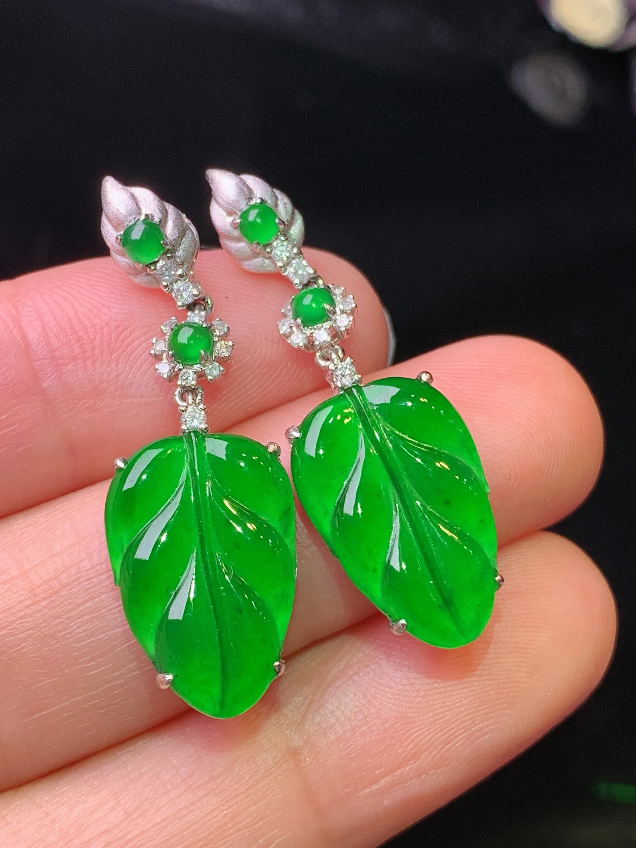 18k金钻镶嵌满绿树叶耳坠 玉质细腻 色泽清新艳丽 整体尺寸34.3*11*3.6