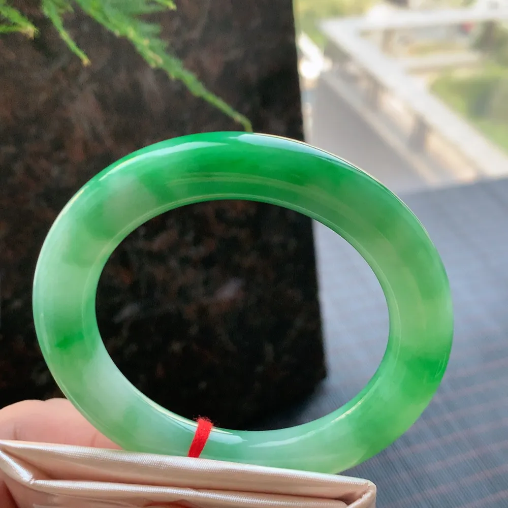 圆条一大节阳绿 无瑕 尺寸:55.1/10.5/11.1 色好