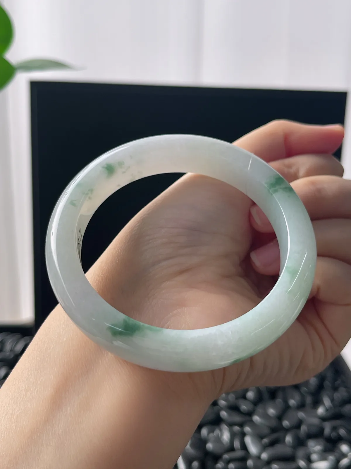 正圈60圈口，翡翠冰糯种飘绿手镯