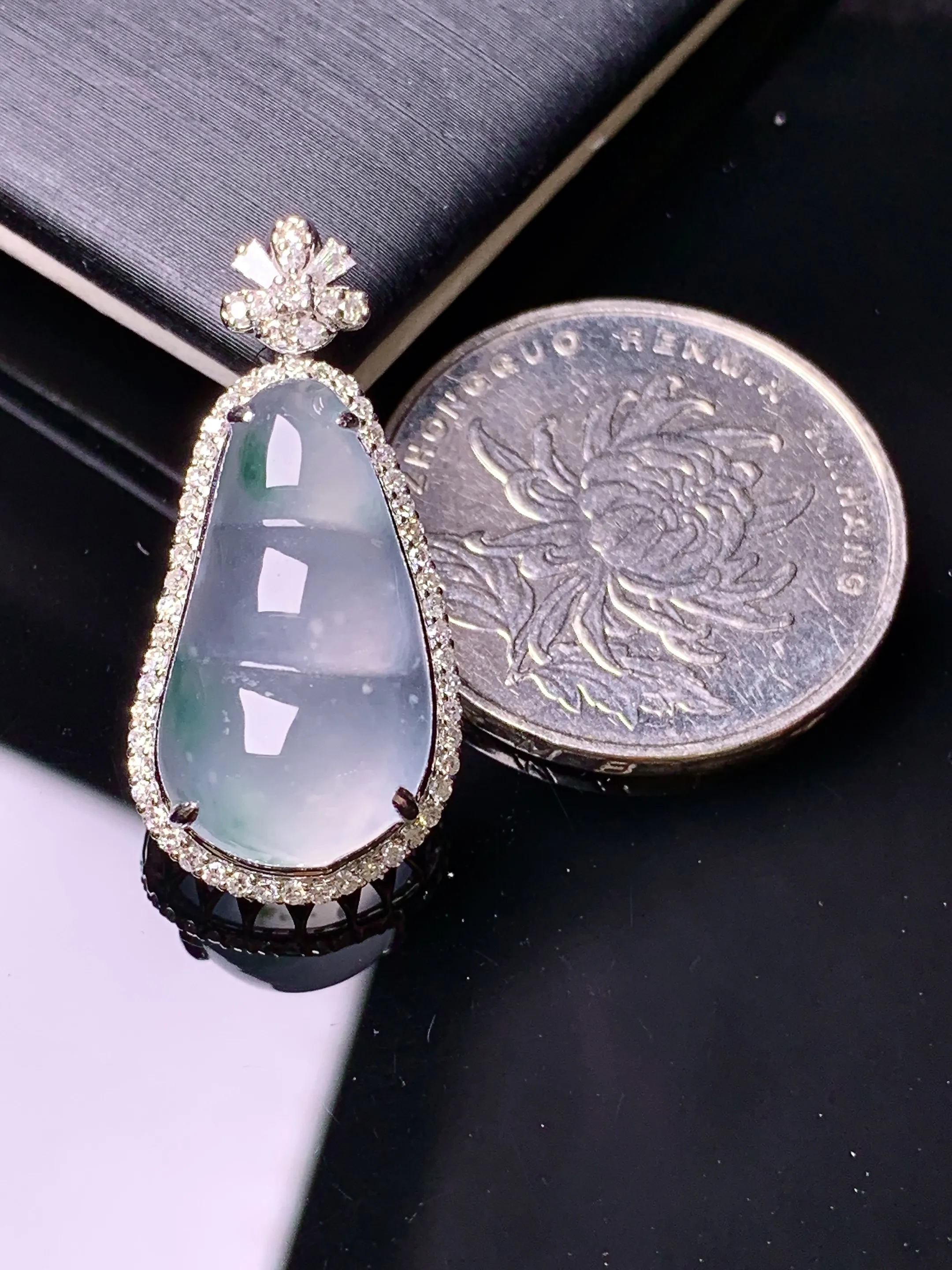 18k金钻镶嵌冰种四季豆吊坠 玉质细腻 色泽清新艳丽 整体尺寸29*13.7*9.3