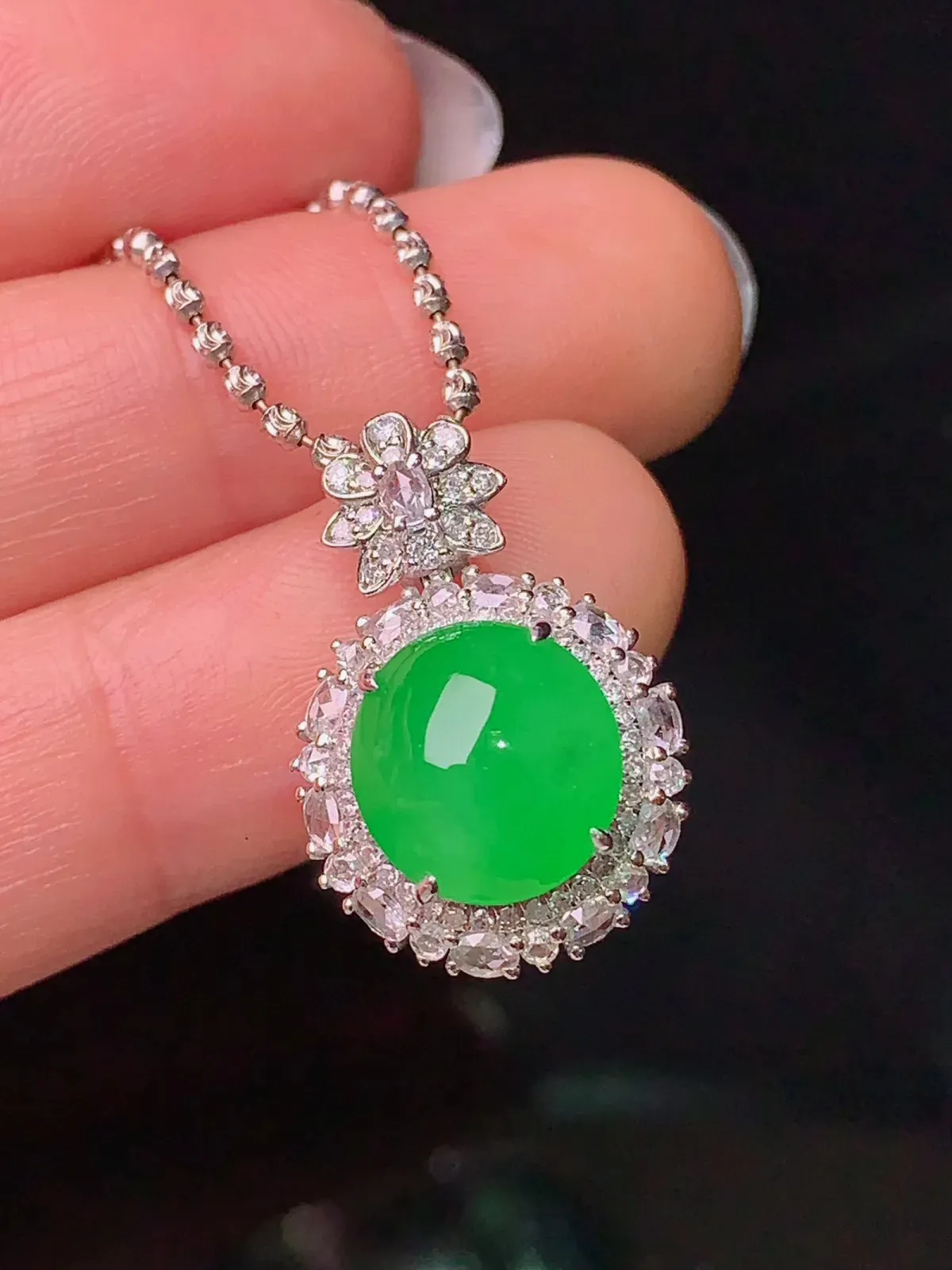 18k金钻镶嵌满绿蛋面吊坠 玉质细腻 色泽艳丽 整体尺寸21.7*14.6*11.8