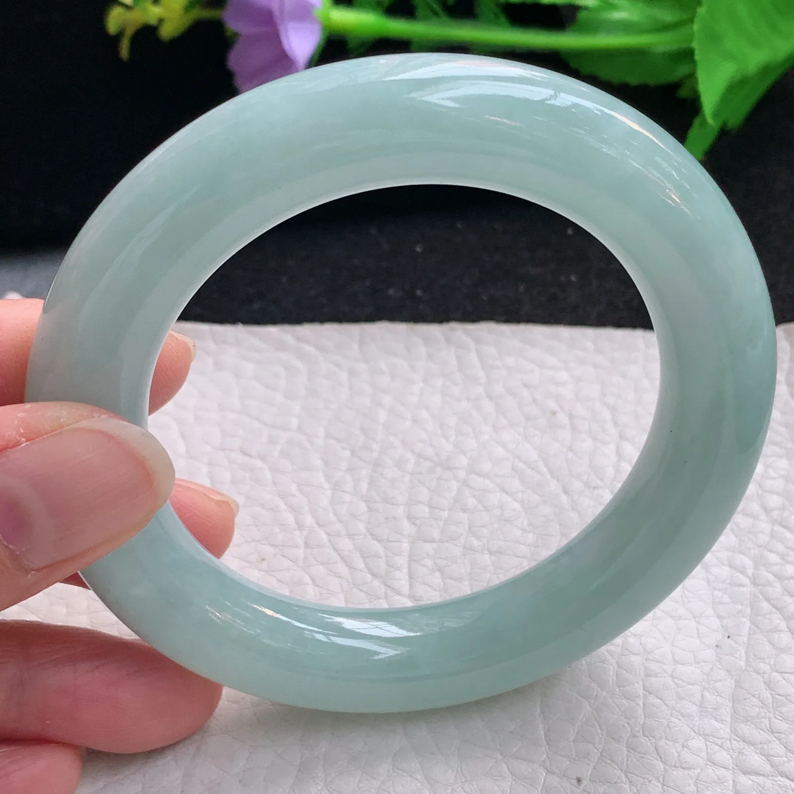 js自然光56.5*12*12.5胖圆镯 缅甸翡翠a货玉手镯浅绿圆条玉手环