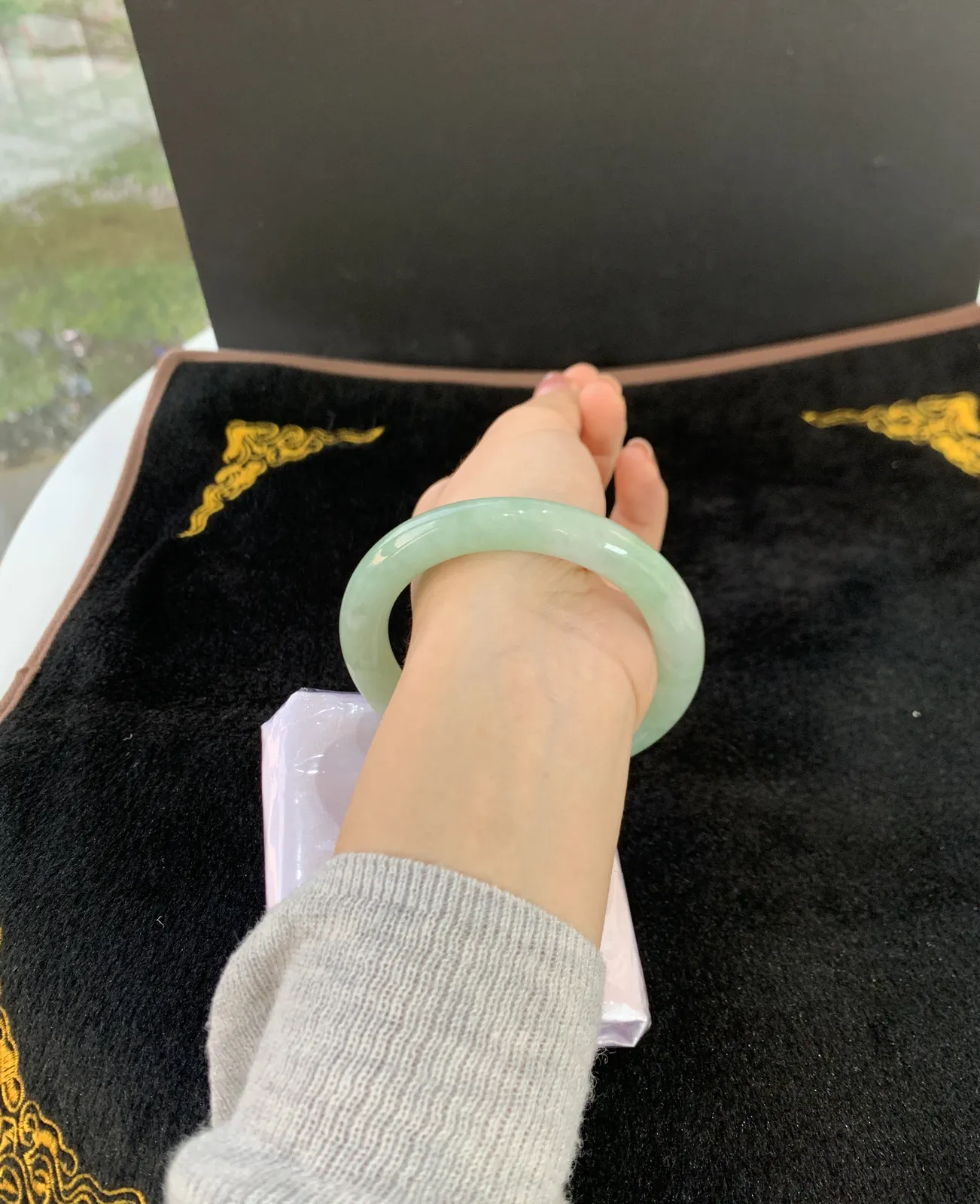 冰晴绿圆条手镯，完美无暇，圈口58.5-10.5。甜甜的绿意很戳人 戴上就是自带温柔滤镜的氛围感
