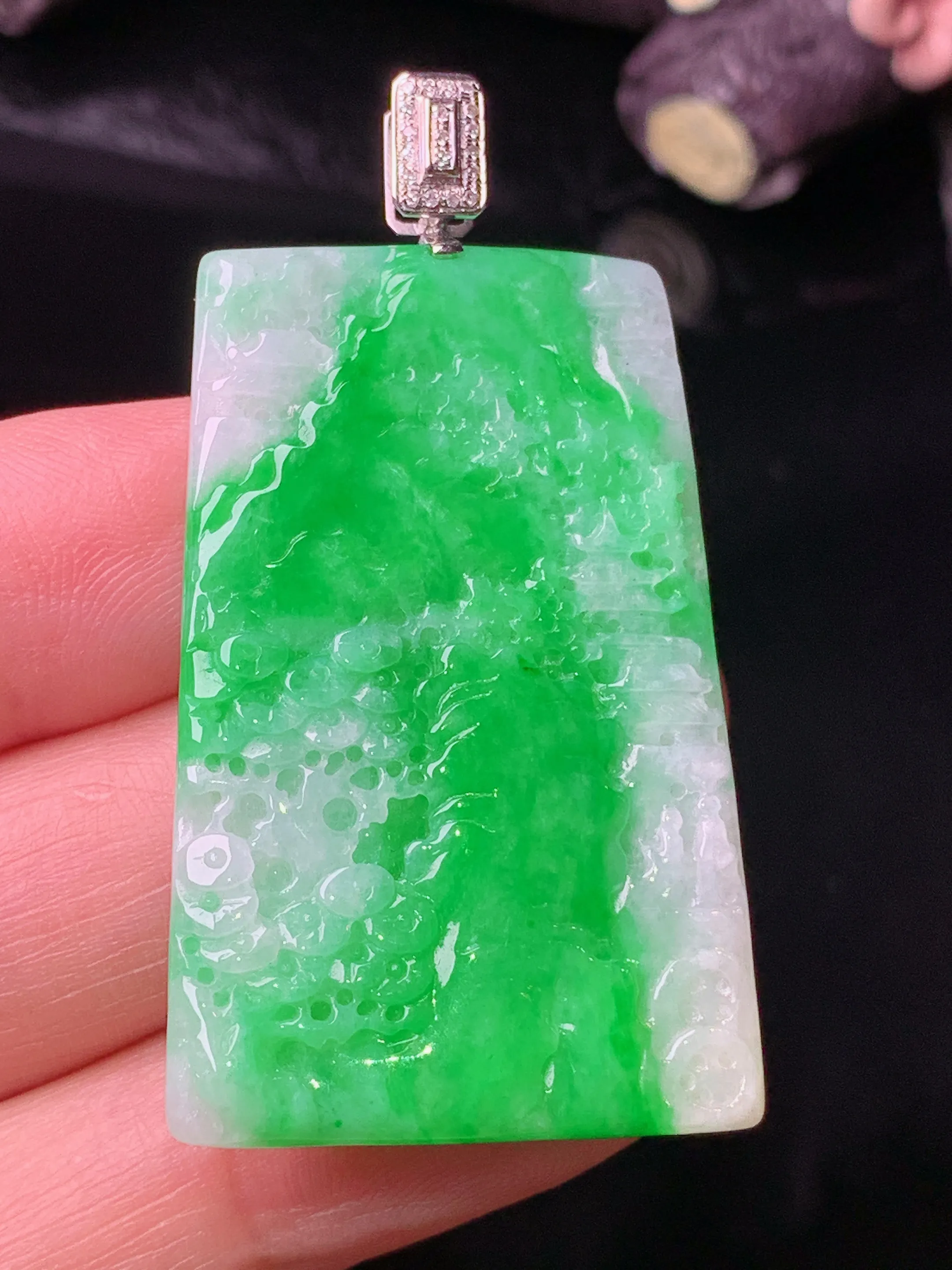 18k金钻镶嵌翠绿山水牌子吊坠 玉质细腻 色泽清新艳丽 整体尺寸48.5*26*3.6