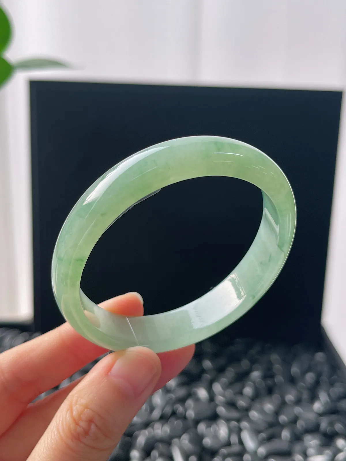 贵妃镯54.5圈口，翡翠冰糯种飘绿手镯