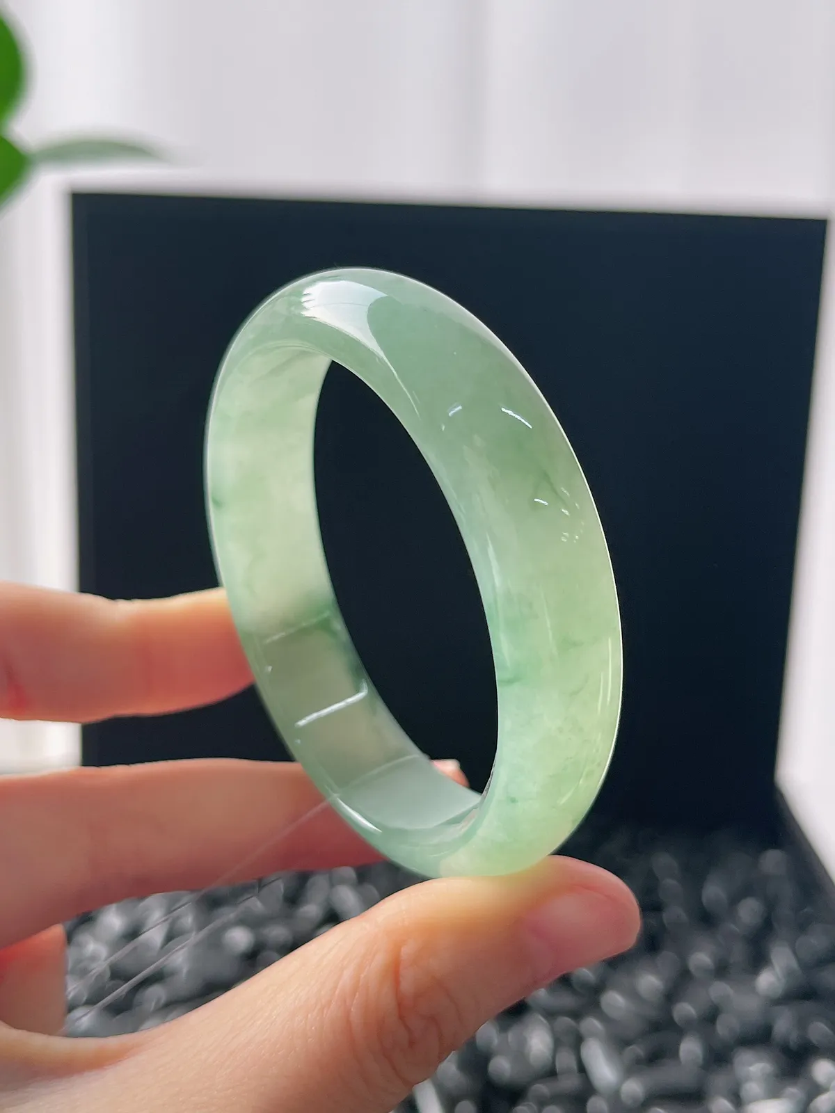 贵妃镯54.5圈口，翡翠冰糯种飘绿手镯