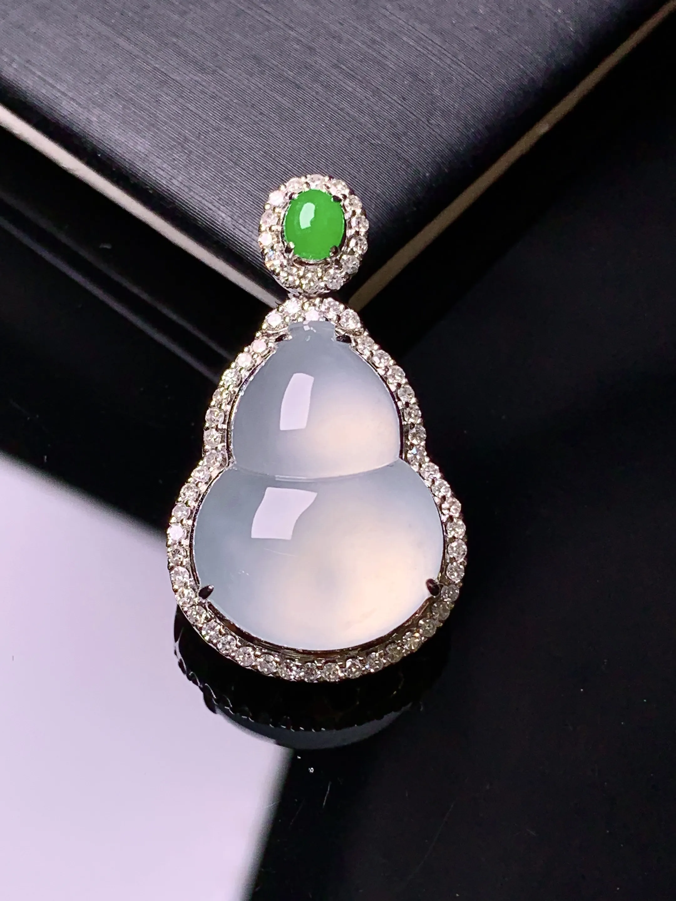 18k金钻镶嵌冰种葫芦吊坠 玉质细腻 色泽清新艳丽 整体尺寸28.8*16.7*9.3