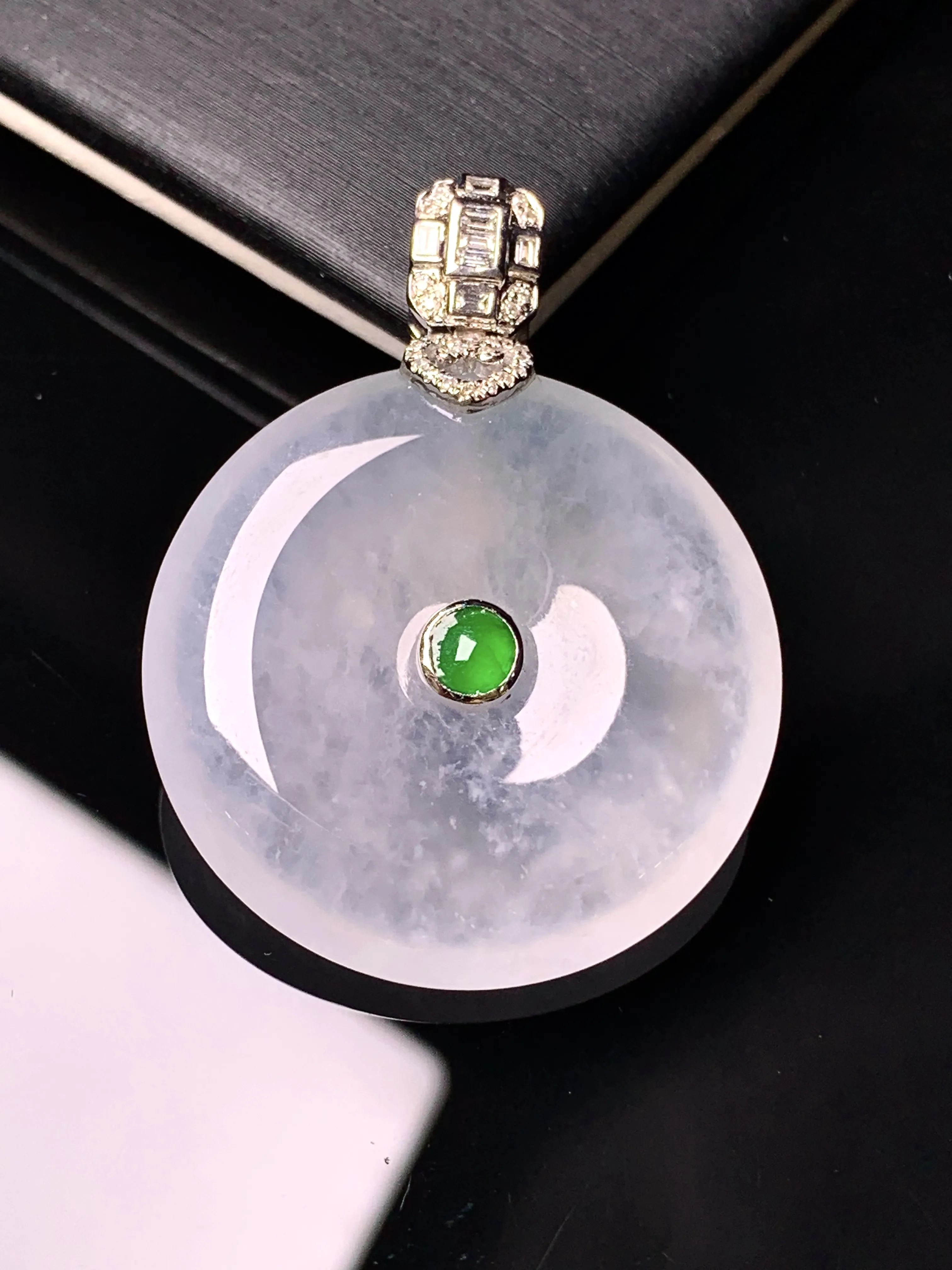 18k金钻镶嵌冰种平安扣吊坠 玉质细腻 色泽清新艳丽 整体尺寸37.6*28.8*6