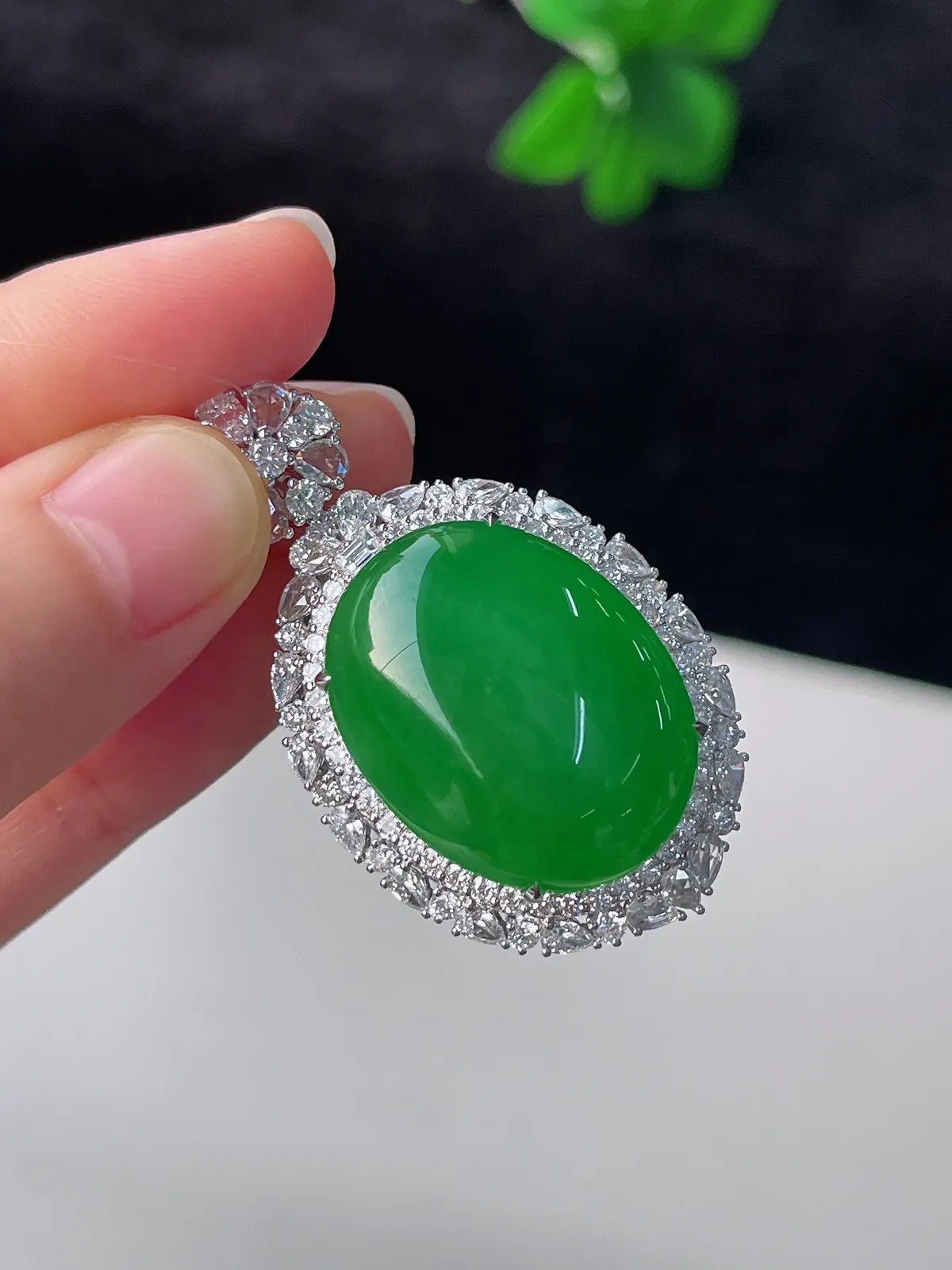 18k金镶翡翠冰糯种绿色大蛋面吊坠