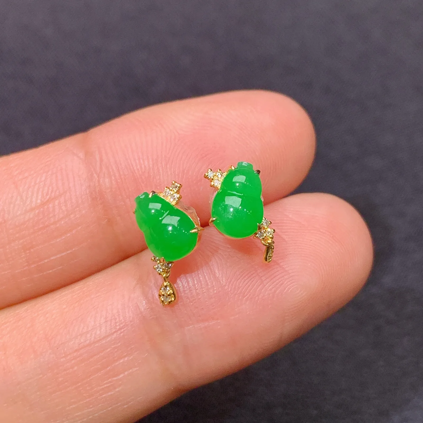 冰阳绿葫芦耳钉，18k金镶嵌，简约时尚，冰润色阳，种水足 尺寸6.5*3.9*2