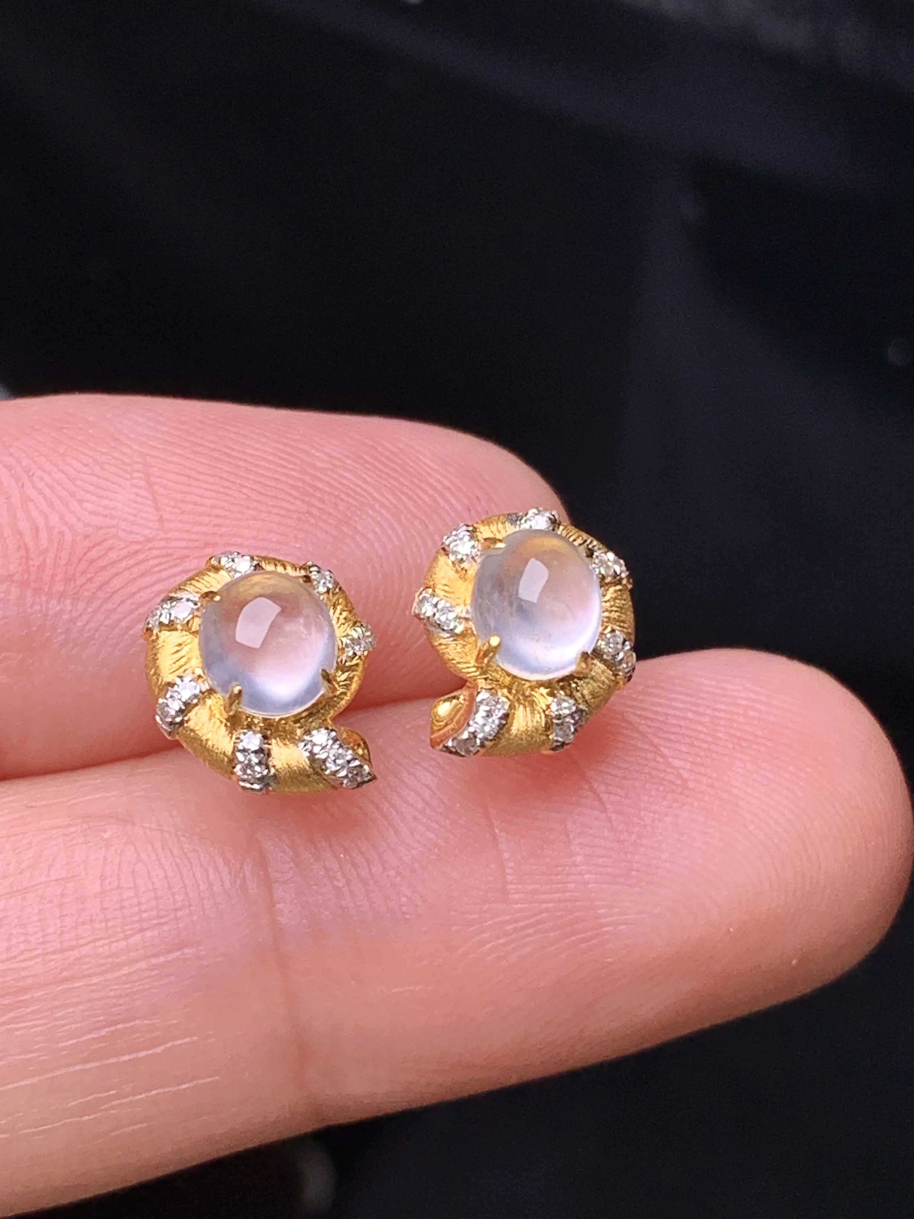 18k金钻镶嵌冰种蛋面耳钉 玉质细腻 色泽清新艳丽 整体尺寸9*7.8*4.8