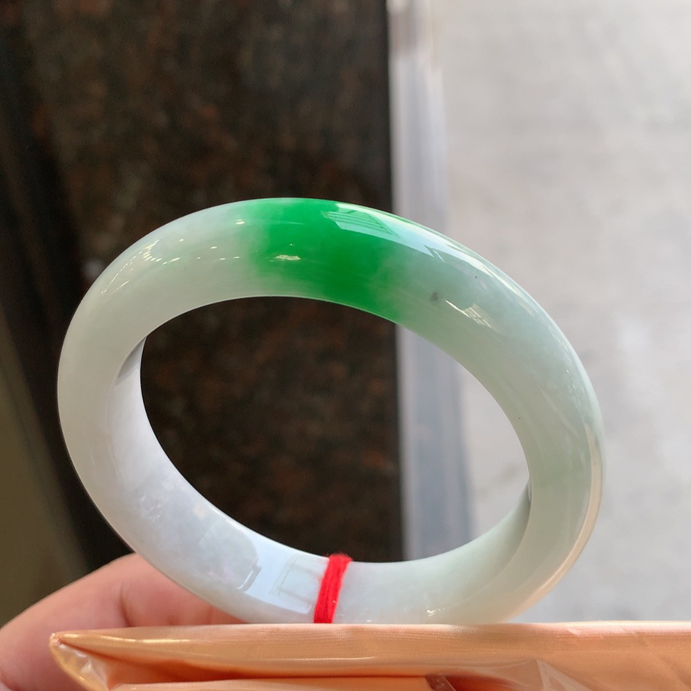 正圈冰糯阳绿 一丝细纹 尺寸:56.9/12.8/9.2 色好