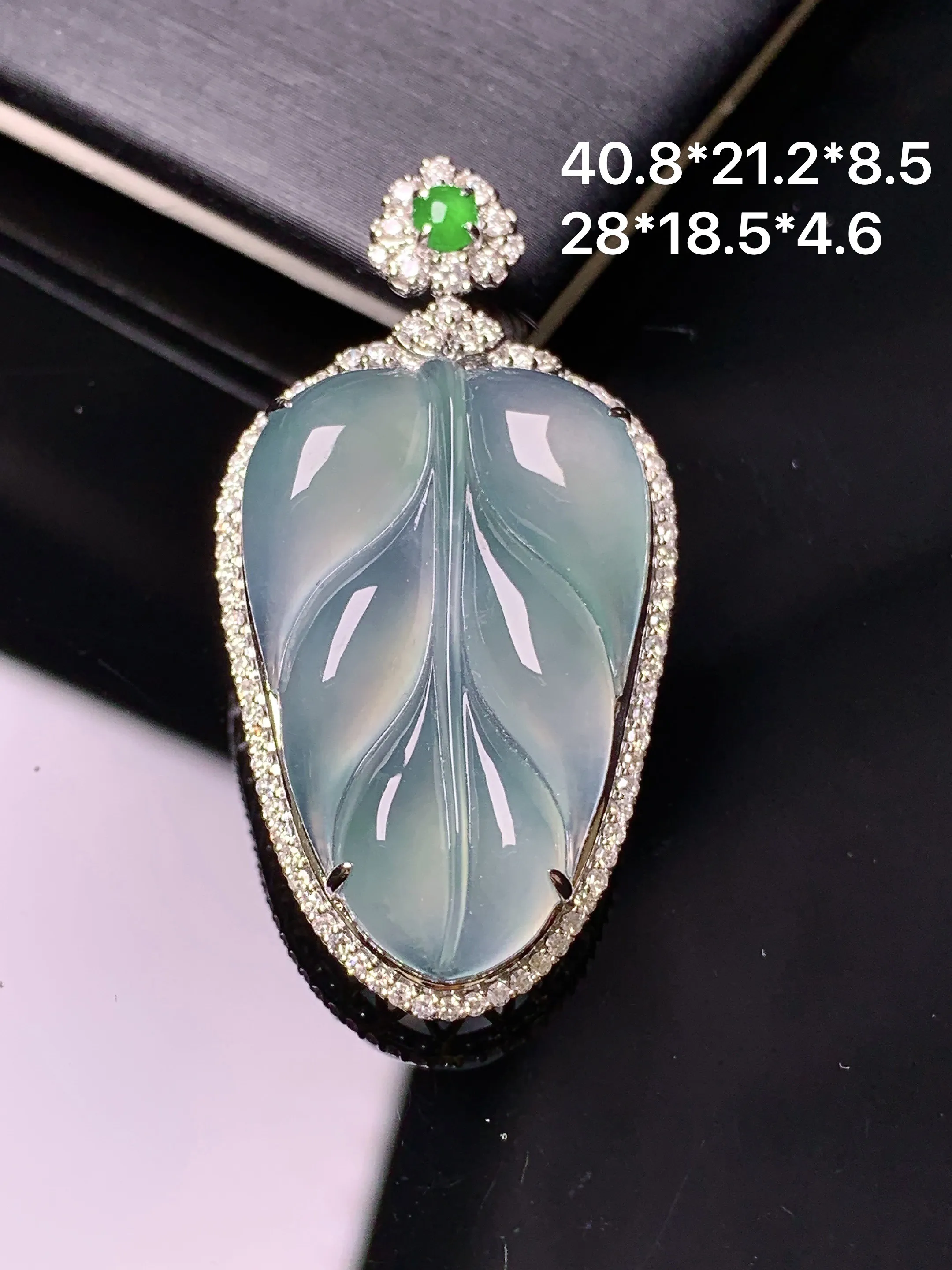 18k金钻镶嵌冰种树叶吊坠 玉质细腻 色泽清新艳丽 整体尺寸40.8*21.2*8.5