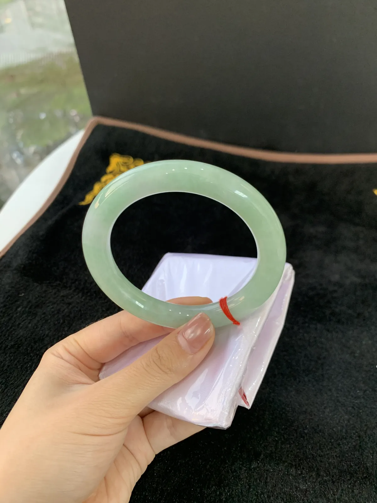 冰晴绿圆条手镯，完美无暇，圈口58.5-10.5。甜甜的绿意很戳人 戴上就是自带温柔滤镜的氛围感