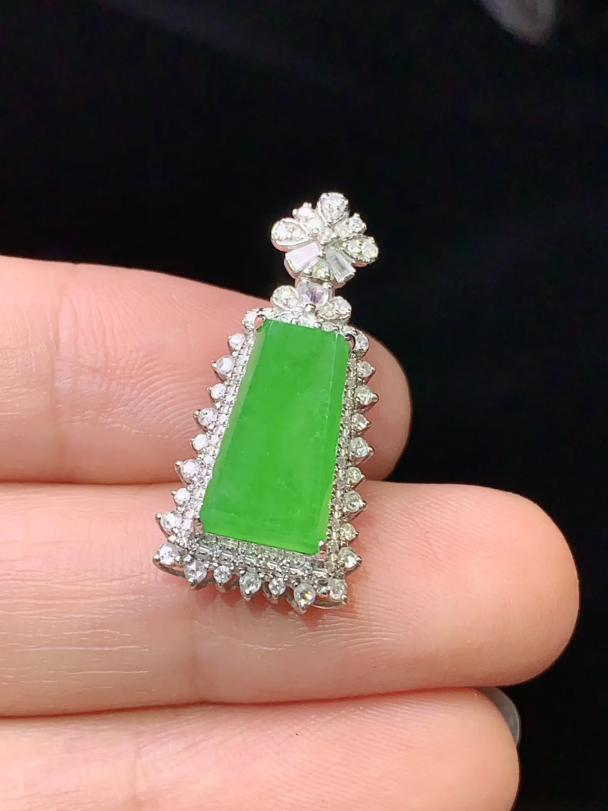 18k金钻镶嵌翠绿无事牌吊坠 玉质细腻 色泽艳丽清新 整体尺寸26.6*12.5*8.2