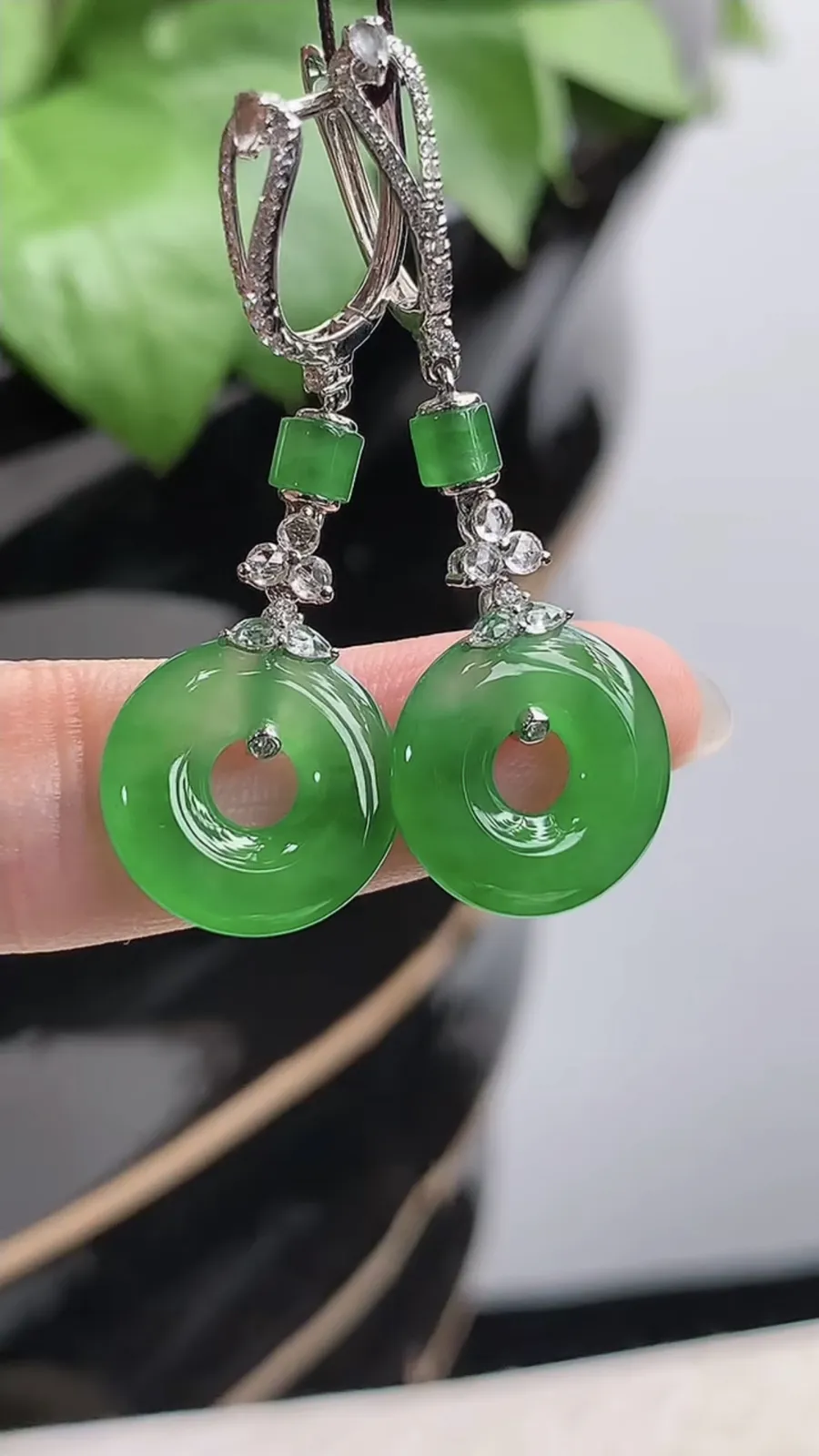 a货翡翠老坑高冰种18K金伴钻镶嵌阳绿平安环耳坠 尺寸13.5×2.6mm 重量4.25g 1205