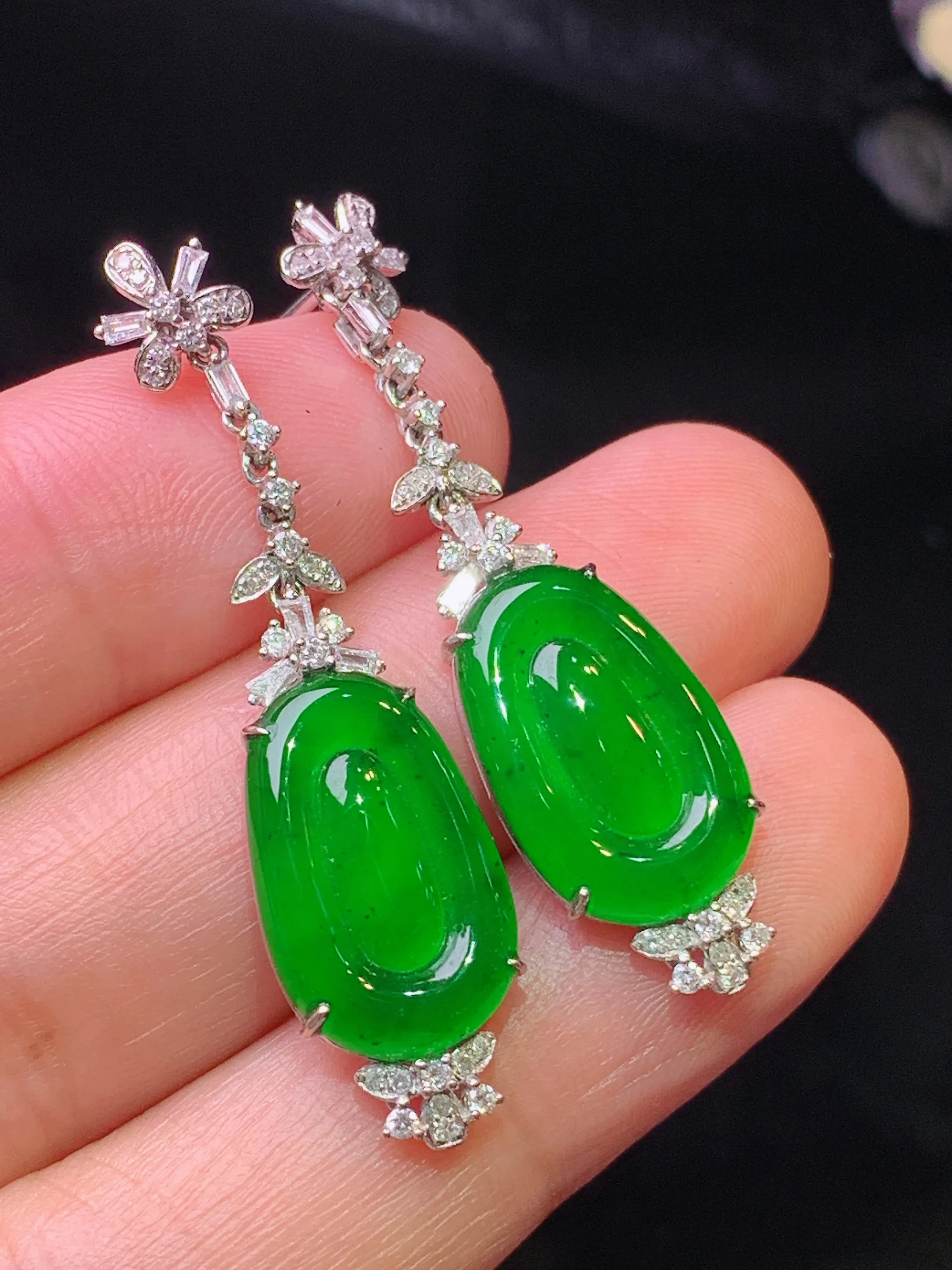18k金钻镶嵌满绿福贝耳坠 玉质细腻 色泽清新艳丽 整体尺寸40*10.2*4