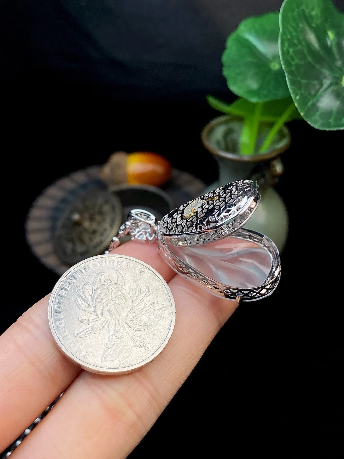 【冰种叶子】金枝玉叶，质地细腻，冰润透亮，光泽出众，18k金钻镶嵌，裸石尺寸28.6*17.6*2.5毫米