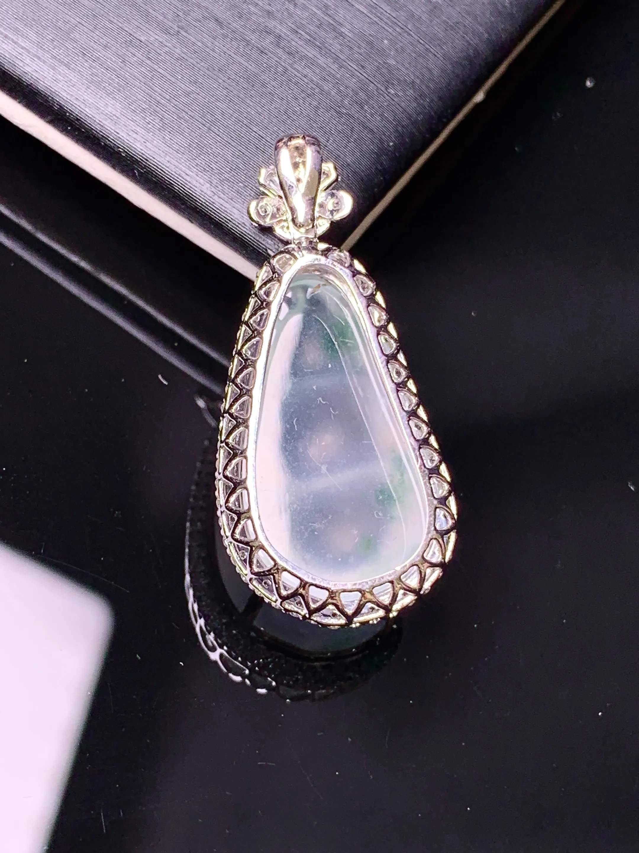 18k金钻镶嵌冰种四季豆吊坠 玉质细腻 色泽清新艳丽 整体尺寸29*13.7*9.3