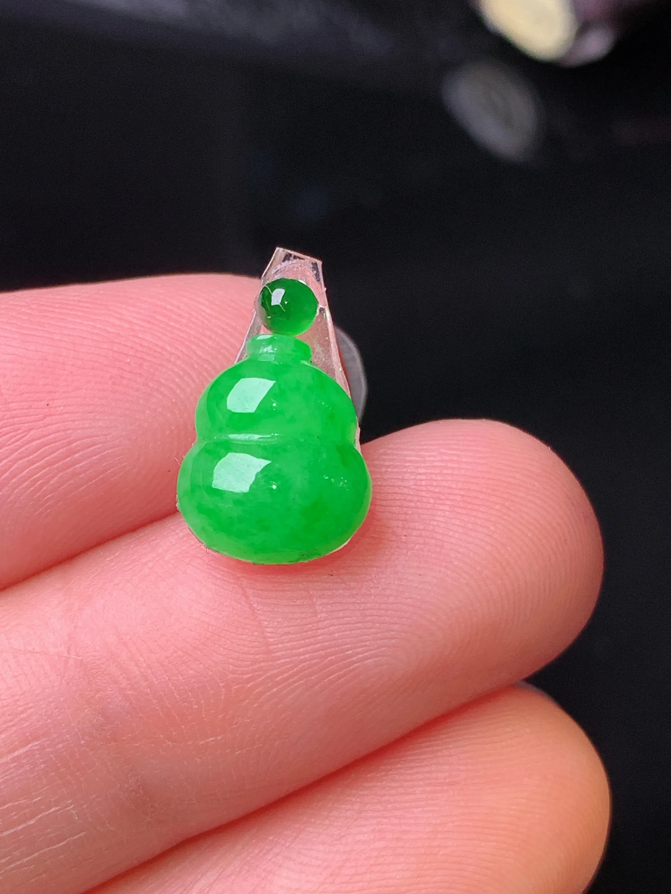 镶嵌款 翠绿葫芦吊坠 玉质细腻 色泽清新艳丽 整体尺寸10.2*8.5*3.5