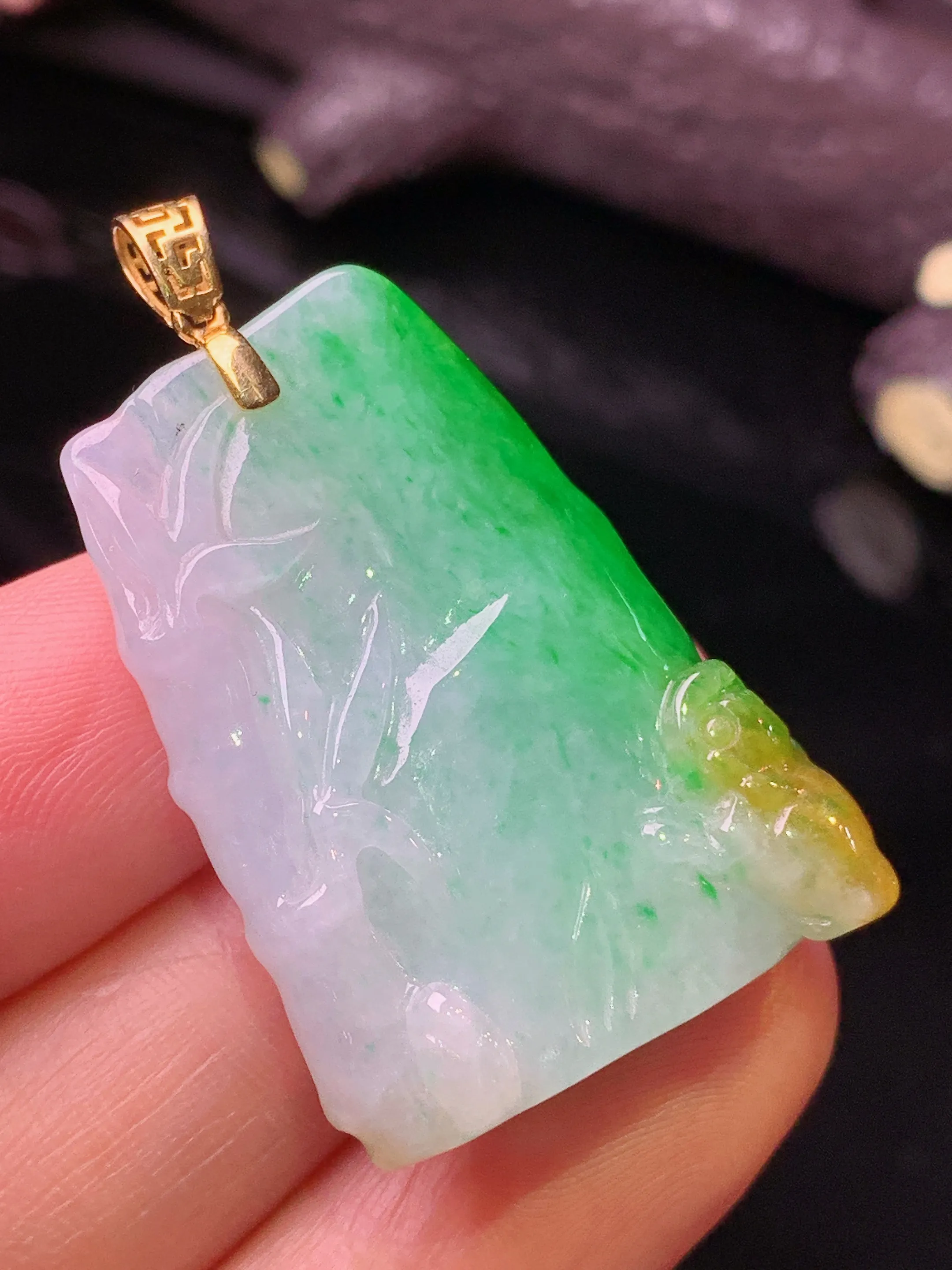 18k金镶嵌飘黄绿竹节吊坠 玉质细腻 色泽清新艳丽 整体尺寸40.3*23.6*9.5