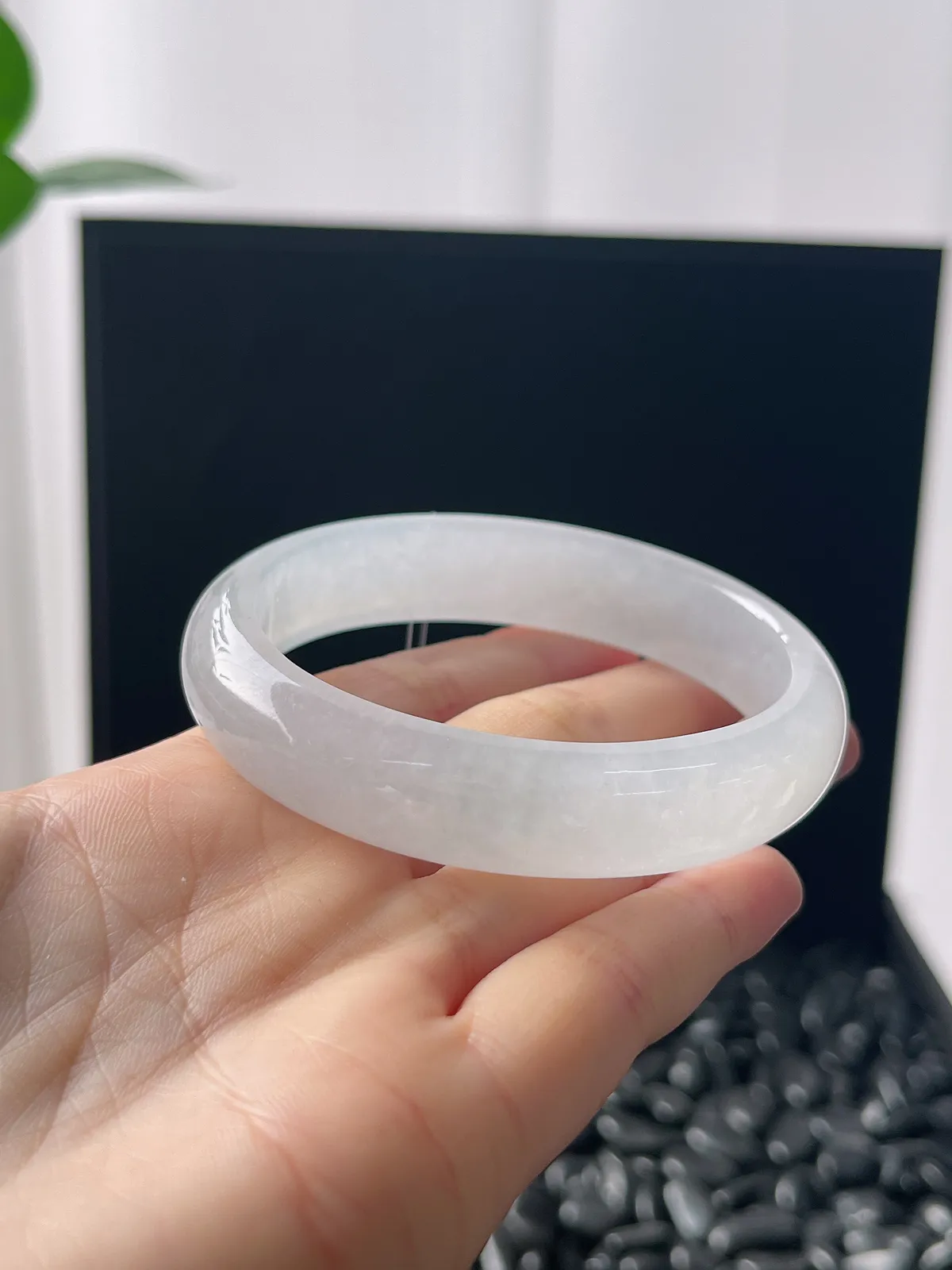 贵妃镯55.8圈口，翡翠冰糯种白色手镯