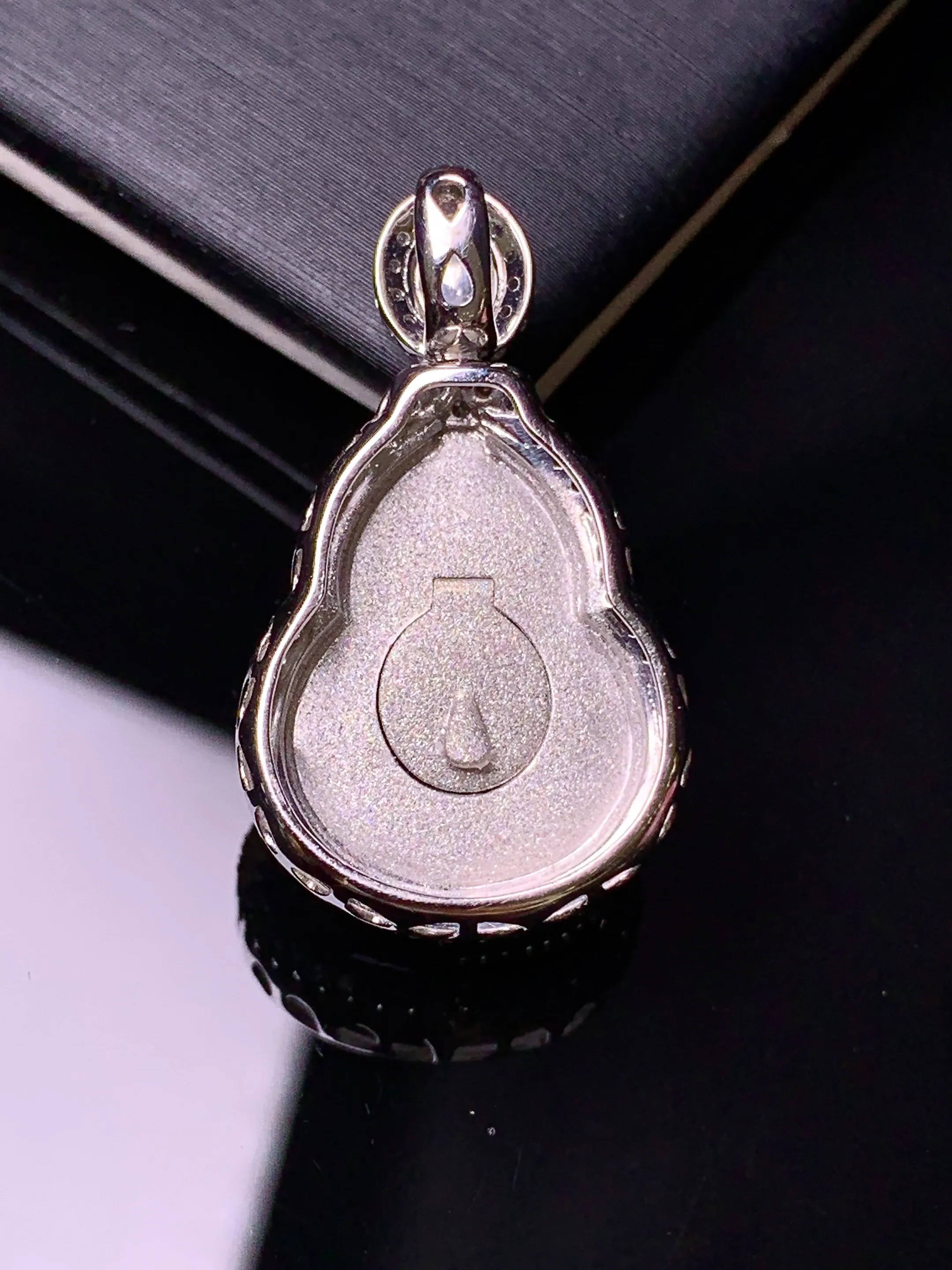 18k金钻镶嵌冰种葫芦吊坠 玉质细腻 色泽清新艳丽 整体尺寸28.8*16.7*9.3