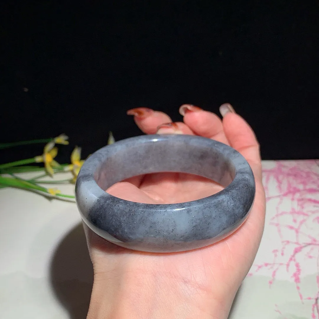 和田玉58.5圈口青花手镯，玉质细腻油润 底色纯净 无裂无杂 脂粉好，品质好！