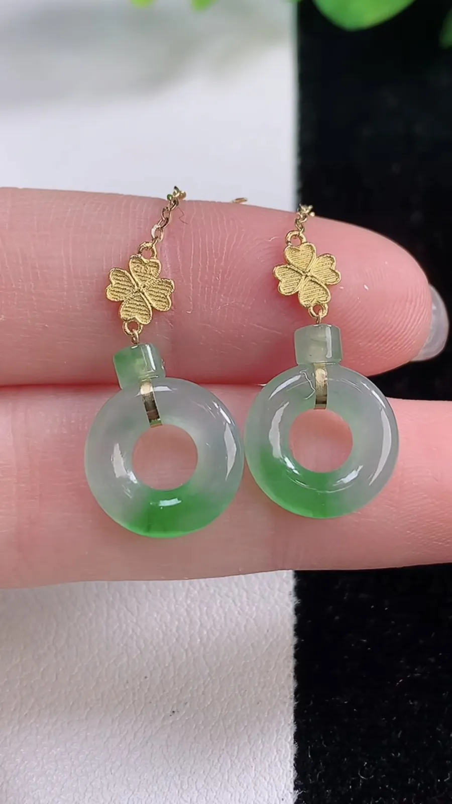 翡翠a货18K金冰种飘绿平安环耳坠，尺寸12.2-2.6，重量:2.34g