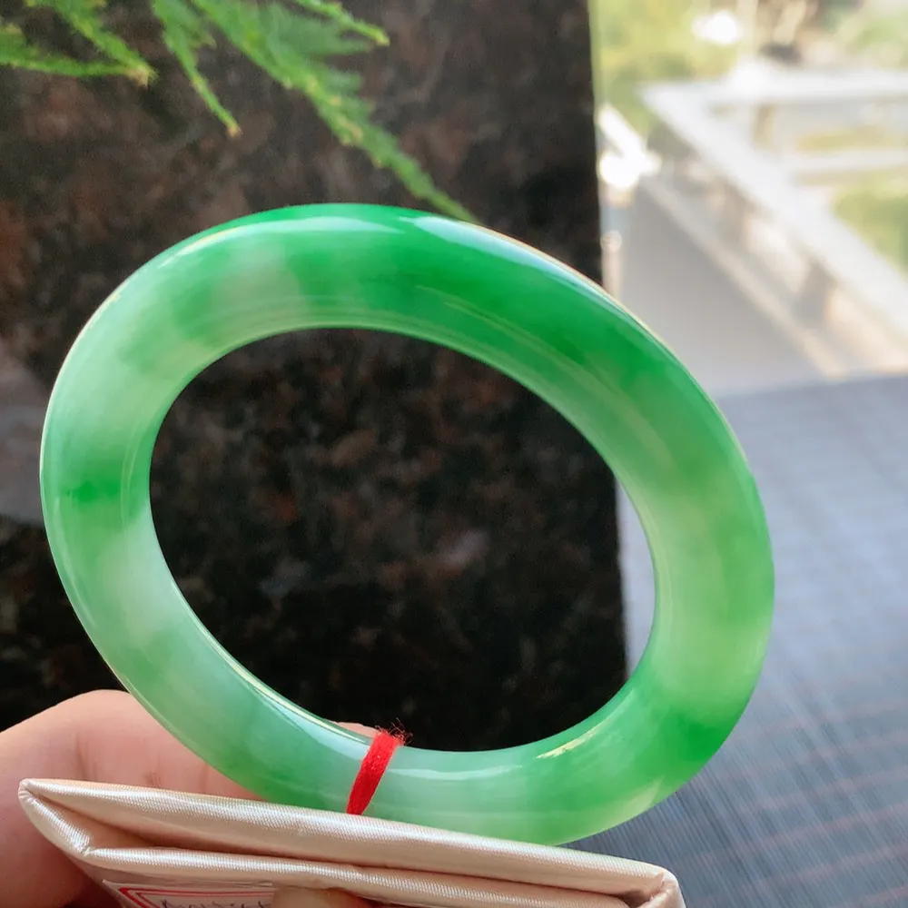 圆条一大节阳绿 无瑕 尺寸:55.1/10.5/11.1 色好