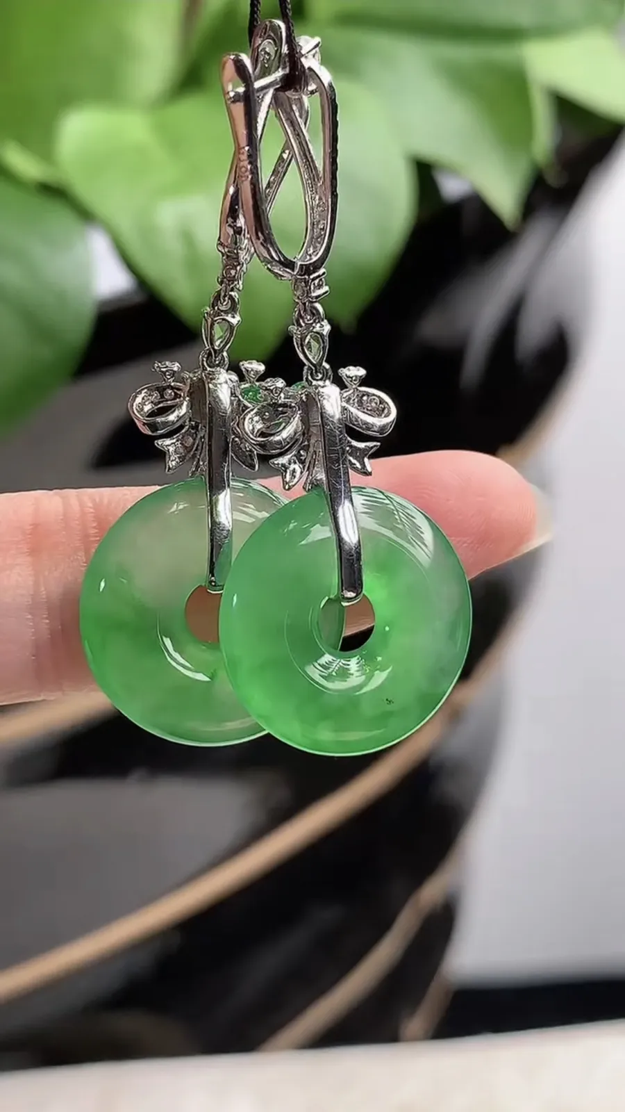 a货翡翠老坑高冰种18K金伴钻镶嵌满绿平安环耳坠 尺寸16.8×3.2mm 重量6.44g 1205