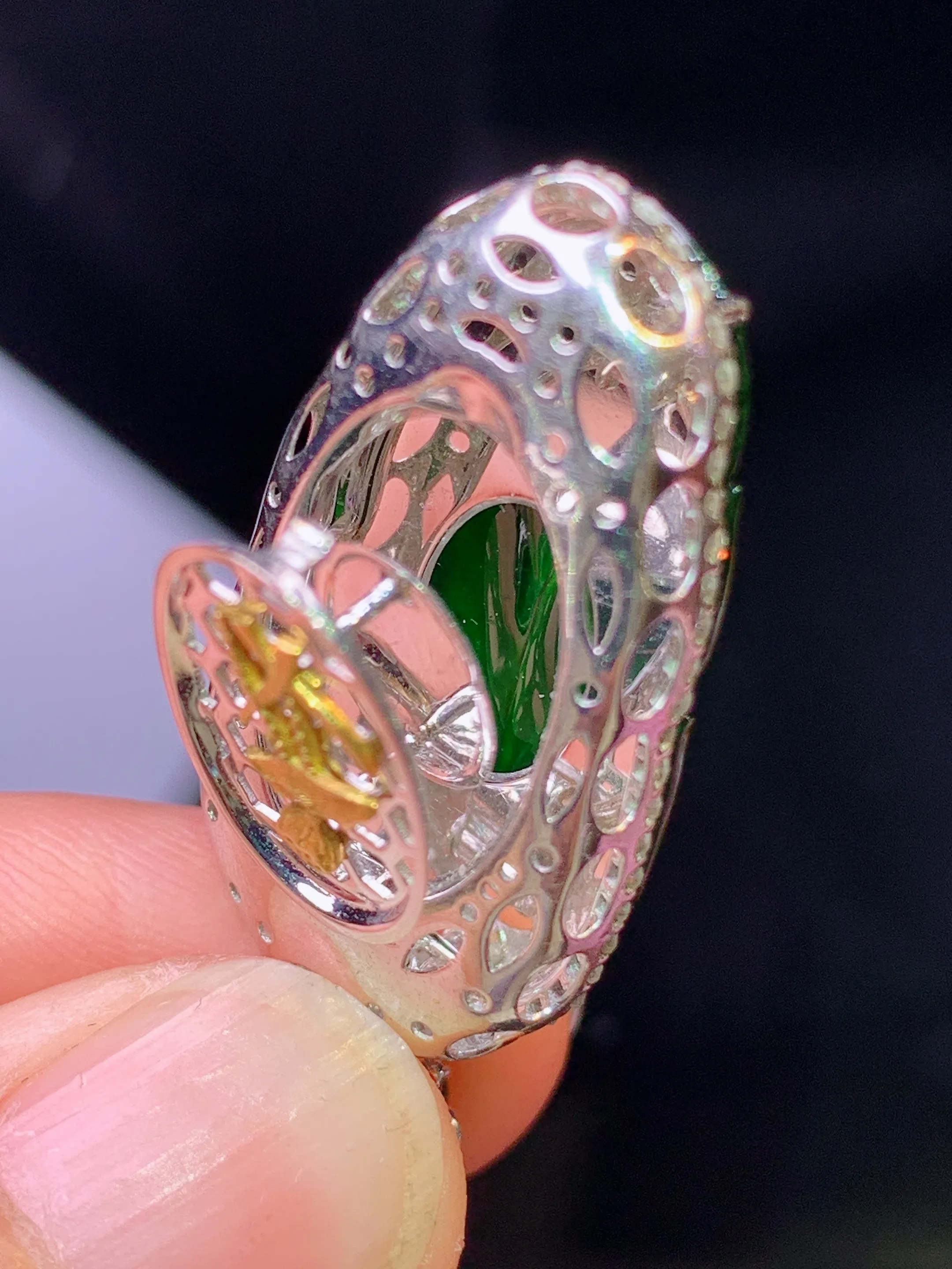 18k金钻镶嵌满绿树叶吊坠 玉质细腻 色泽清新艳丽 整体尺寸36.8*16.2*8.2