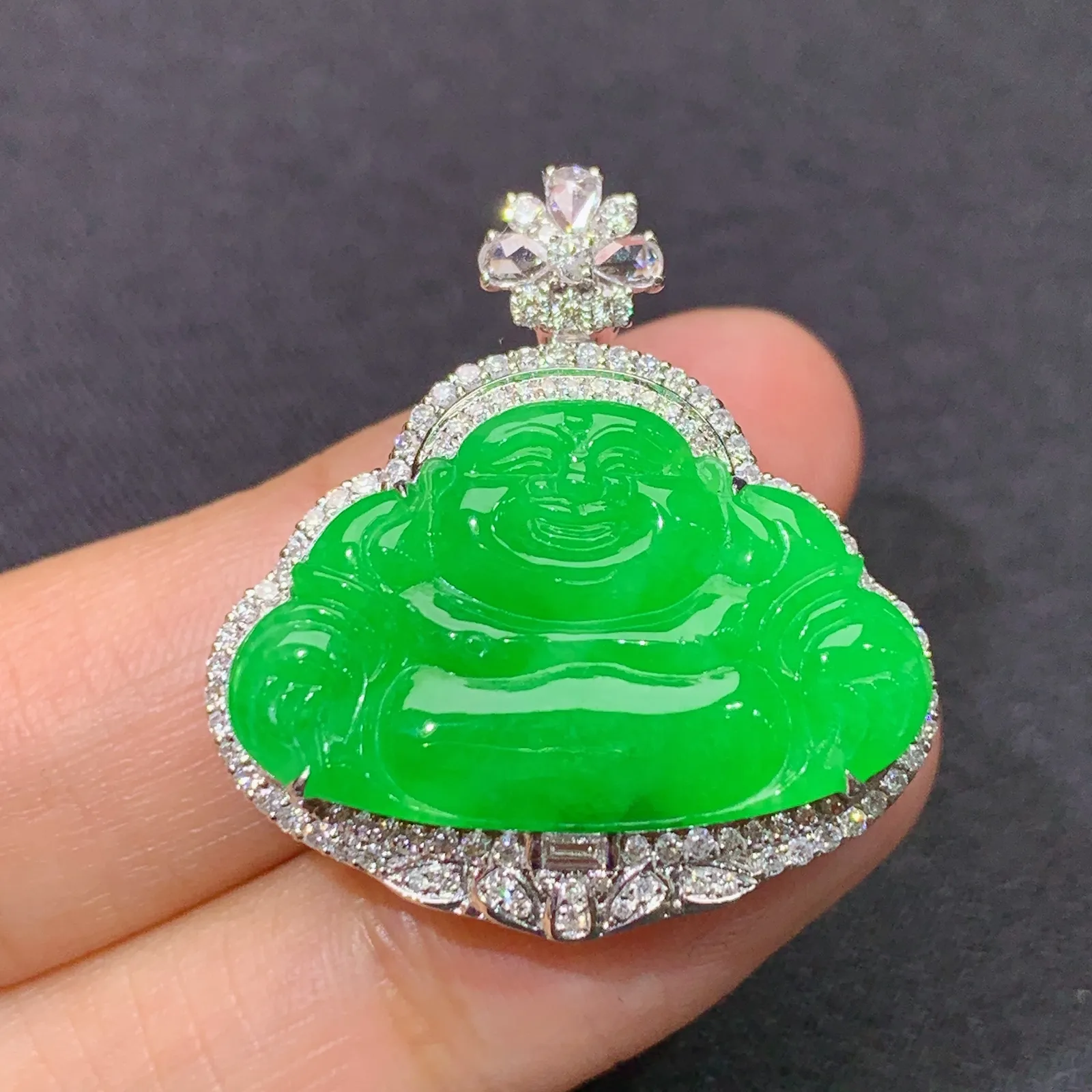 阳绿笑佛吊坠，18k金镶嵌，冰润色阳，品相好，种水足， 尺寸29.1*27.1*9.2