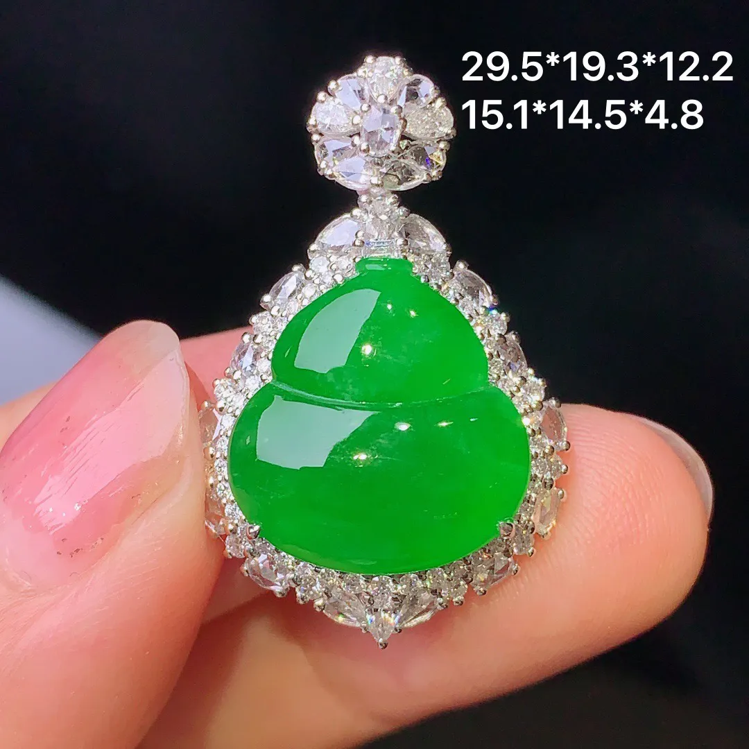 18k金钻镶嵌满绿葫芦吊坠 玉质细腻 色泽艳丽 厚身饱满 整体尺寸29.5*19.3*12.2