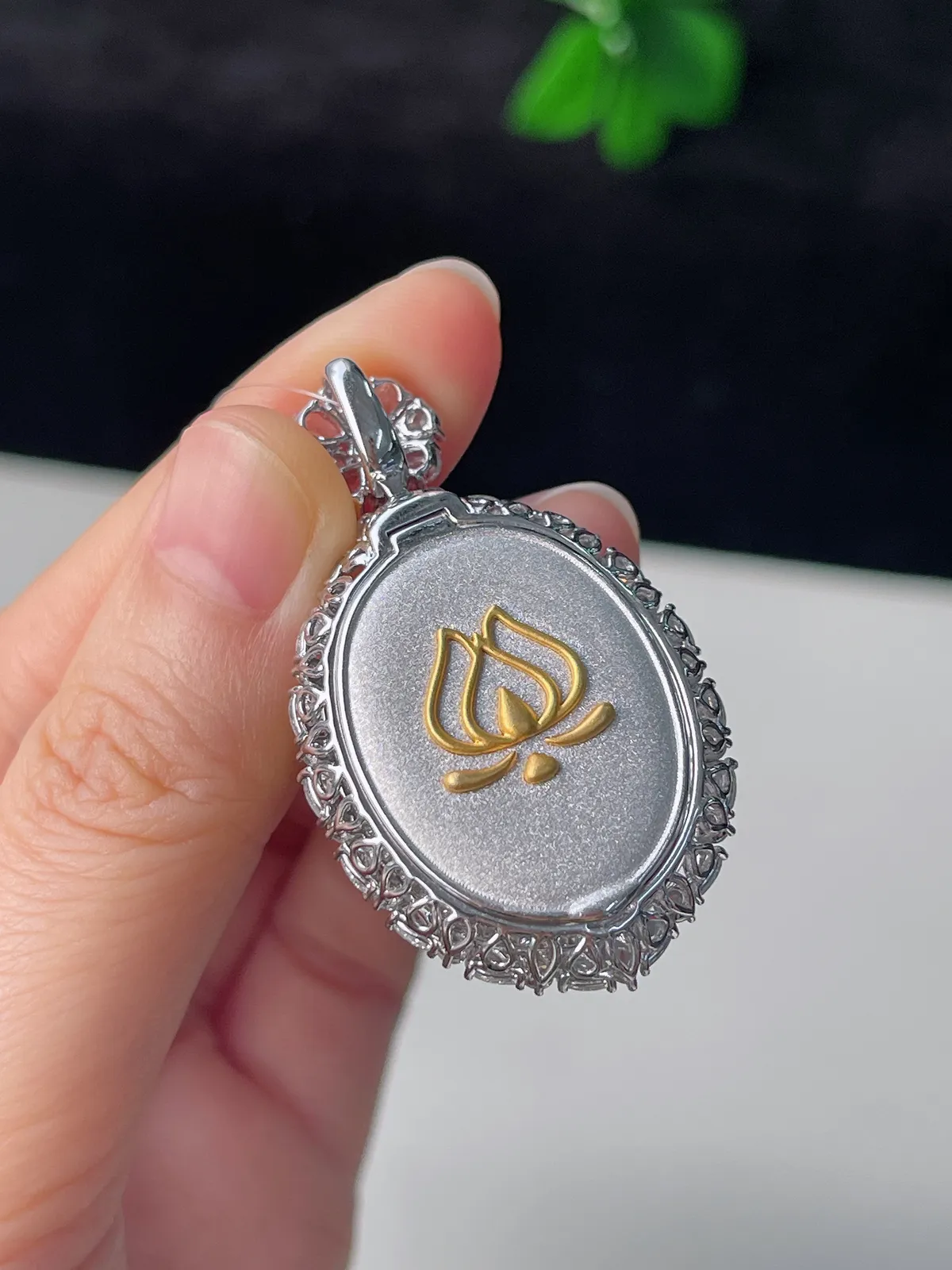 18k金镶翡翠冰糯种绿色大蛋面吊坠