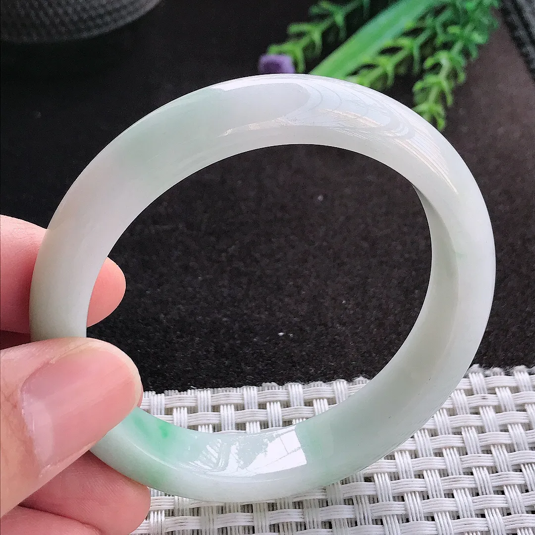 天然A货翡翠55/12.1/7.9老坑秀气温润飘绿手镯宽边玉镯