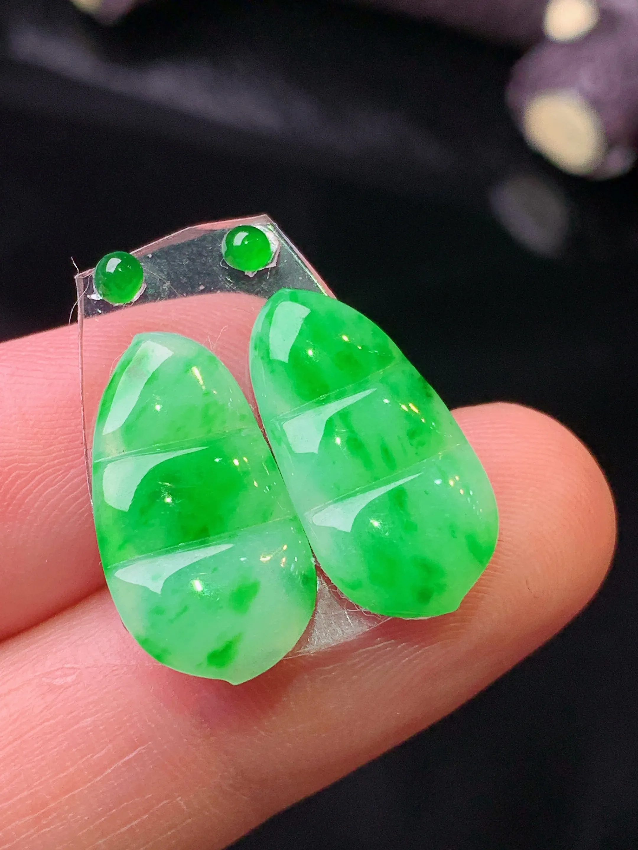 镶嵌款 翠绿四季豆一对 玉质细腻 色泽清新艳丽 整体尺寸18*9.5*2.3