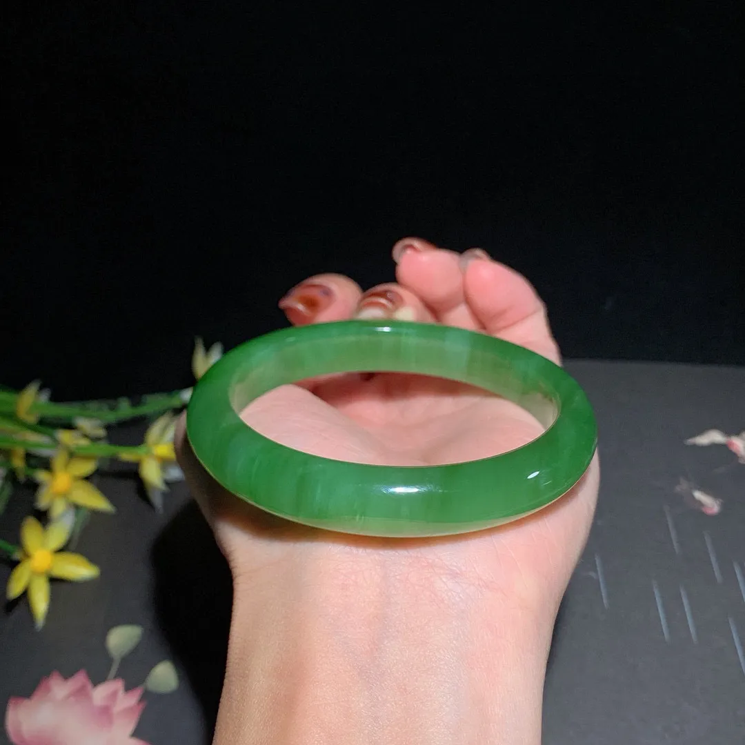土豪款，和田玉58.6圈口冰底阳绿色猫眼碧玉手镯，玉质细腻油润 底色纯净 无裂无杂 脂粉好，品质好。