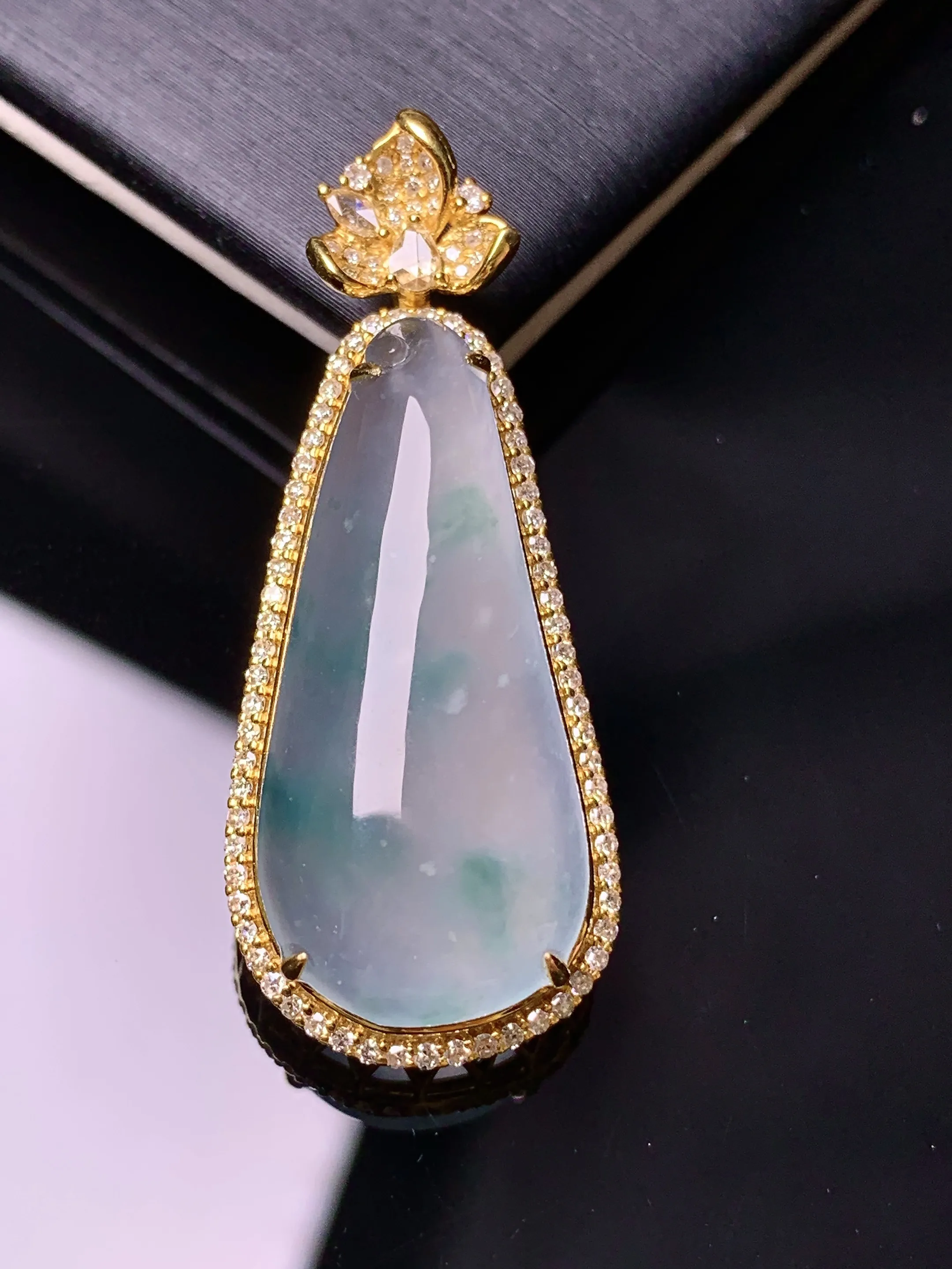 18k金钻镶嵌冰种飘绿福瓜吊坠 玉质细腻 色泽清新艳丽 整体尺寸38.5*15.6*10