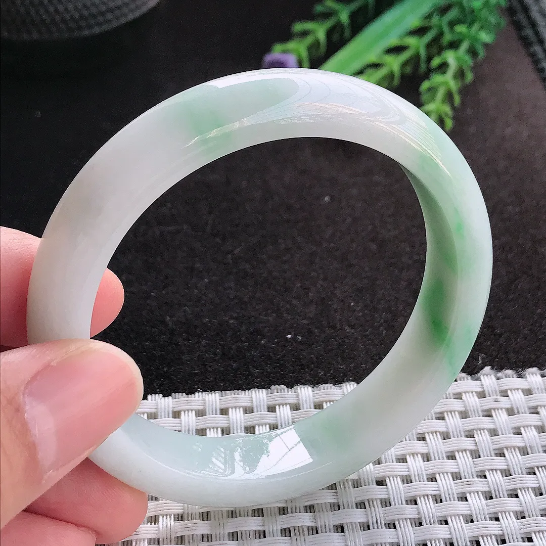 天然A货翡翠55/12.1/7.9老坑秀气温润飘绿手镯宽边玉镯