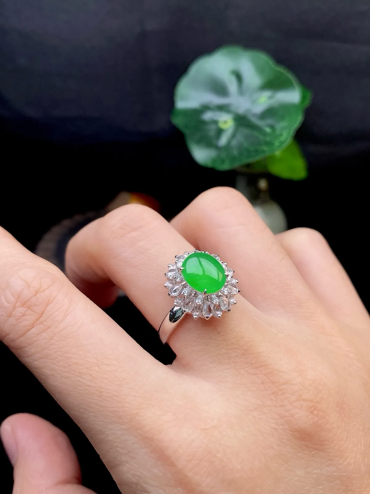 【冰种满绿蛋面戒指】种水色俱全，冰透闪亮，通透感饱满度很好，18k金钻镶嵌，裸石尺寸8.6*7.3*2.8毫米，圈口可改